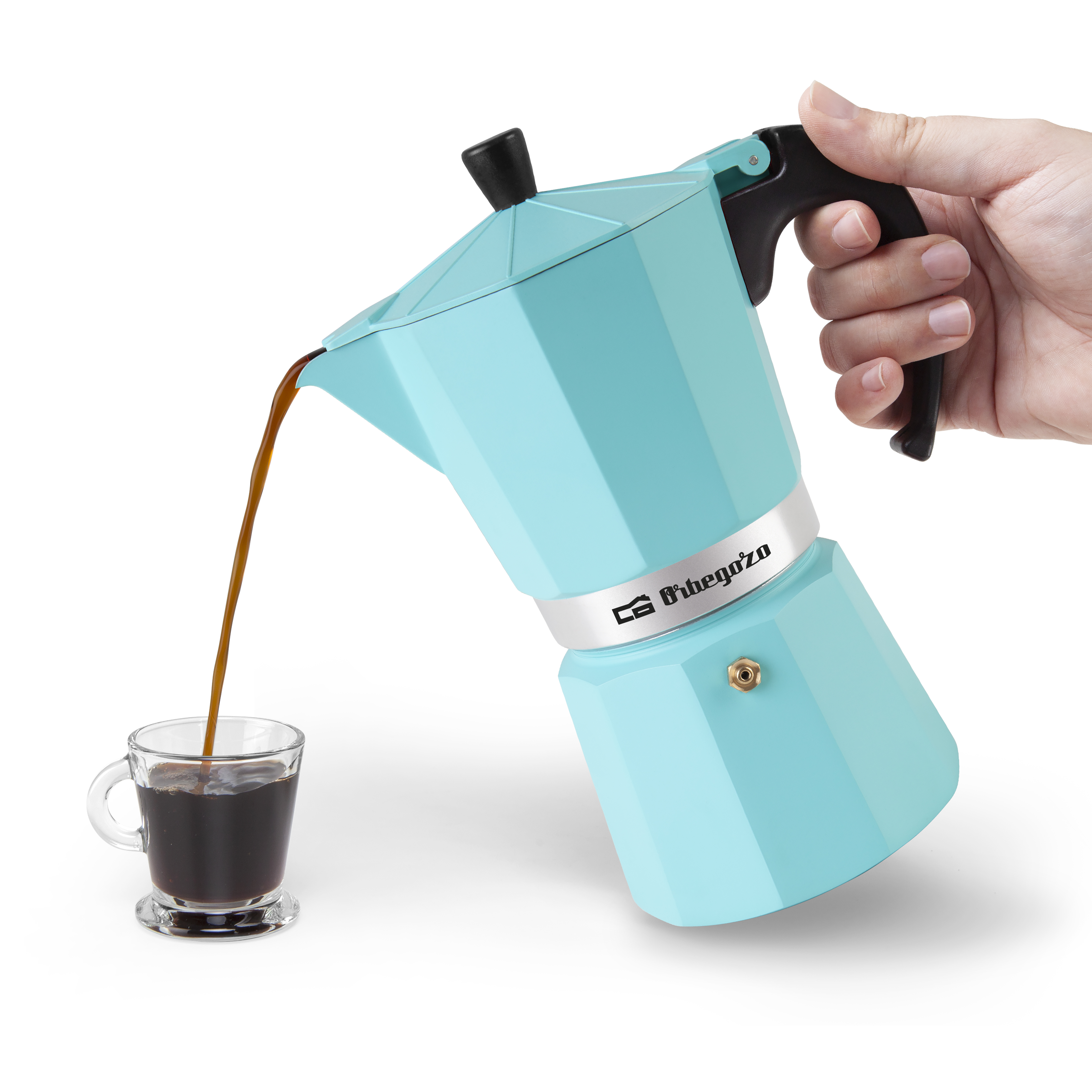 Niebieski ekspres do kawy wlewa kawę do szklanki. Ręka trzyma uchwyt.