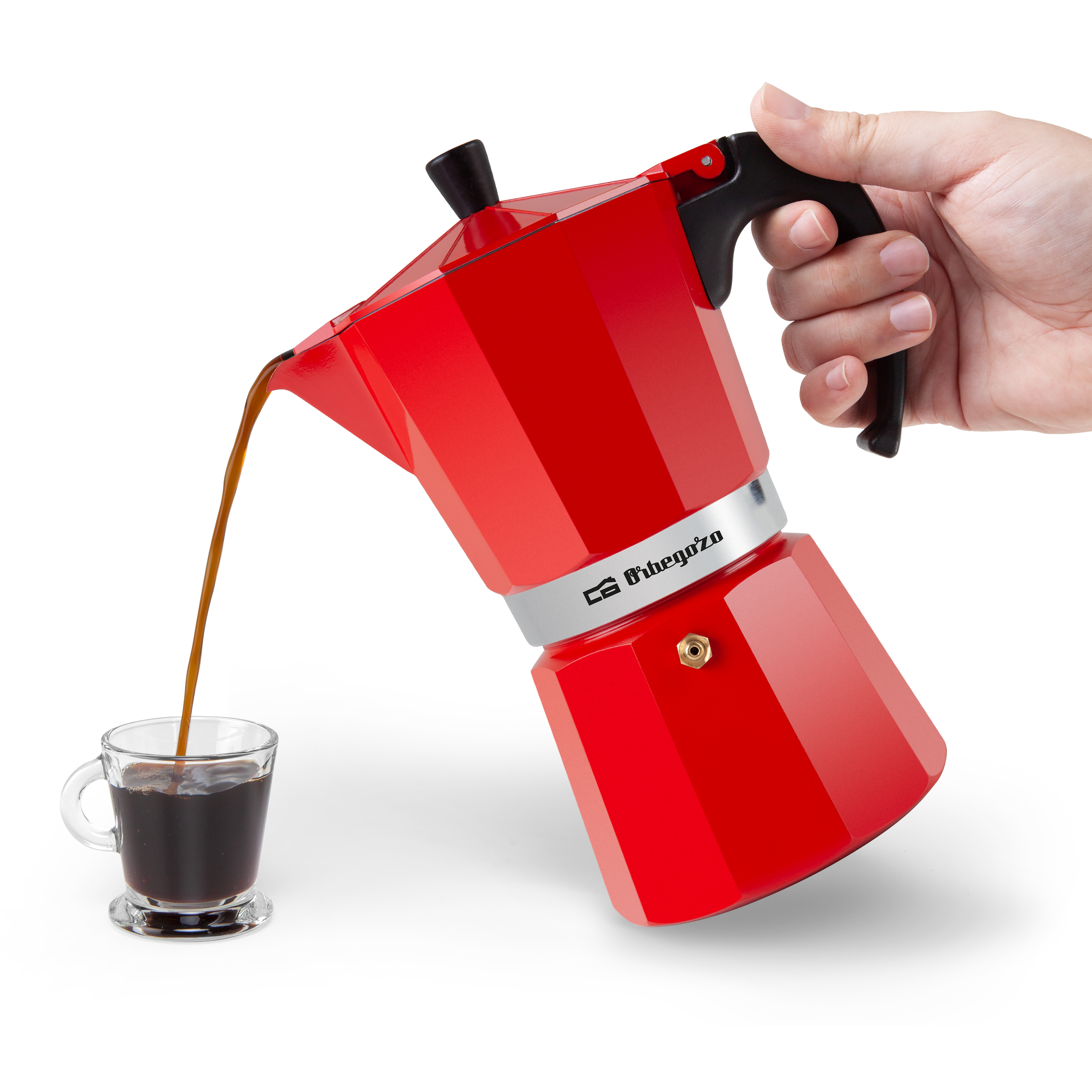 Czerwony ekspres do kawy przelewa kawę do szklanki.
