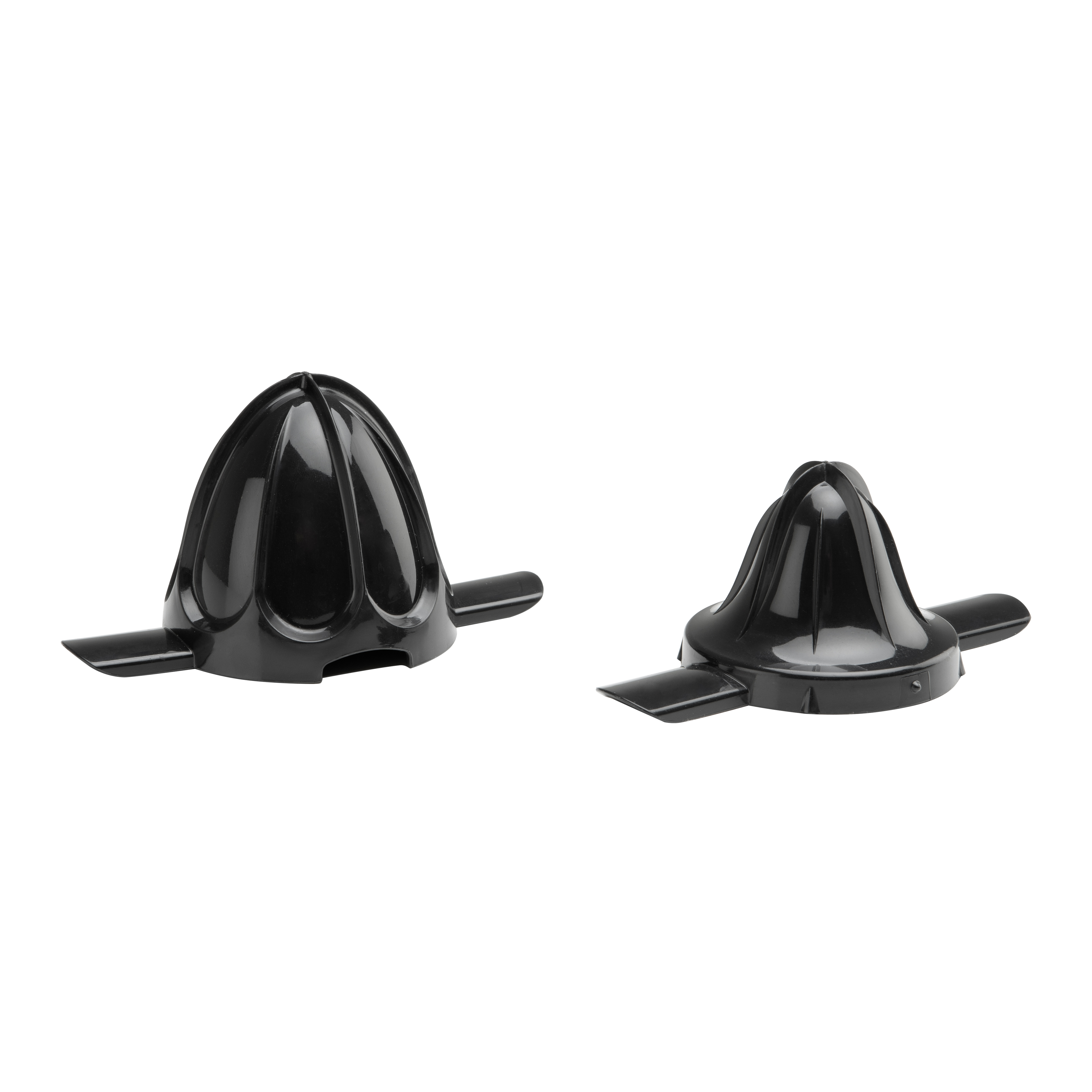 Dos piezas de exprimidor de cítricos de plástico negro, una al lado de la otra, sobre fondo blanco.