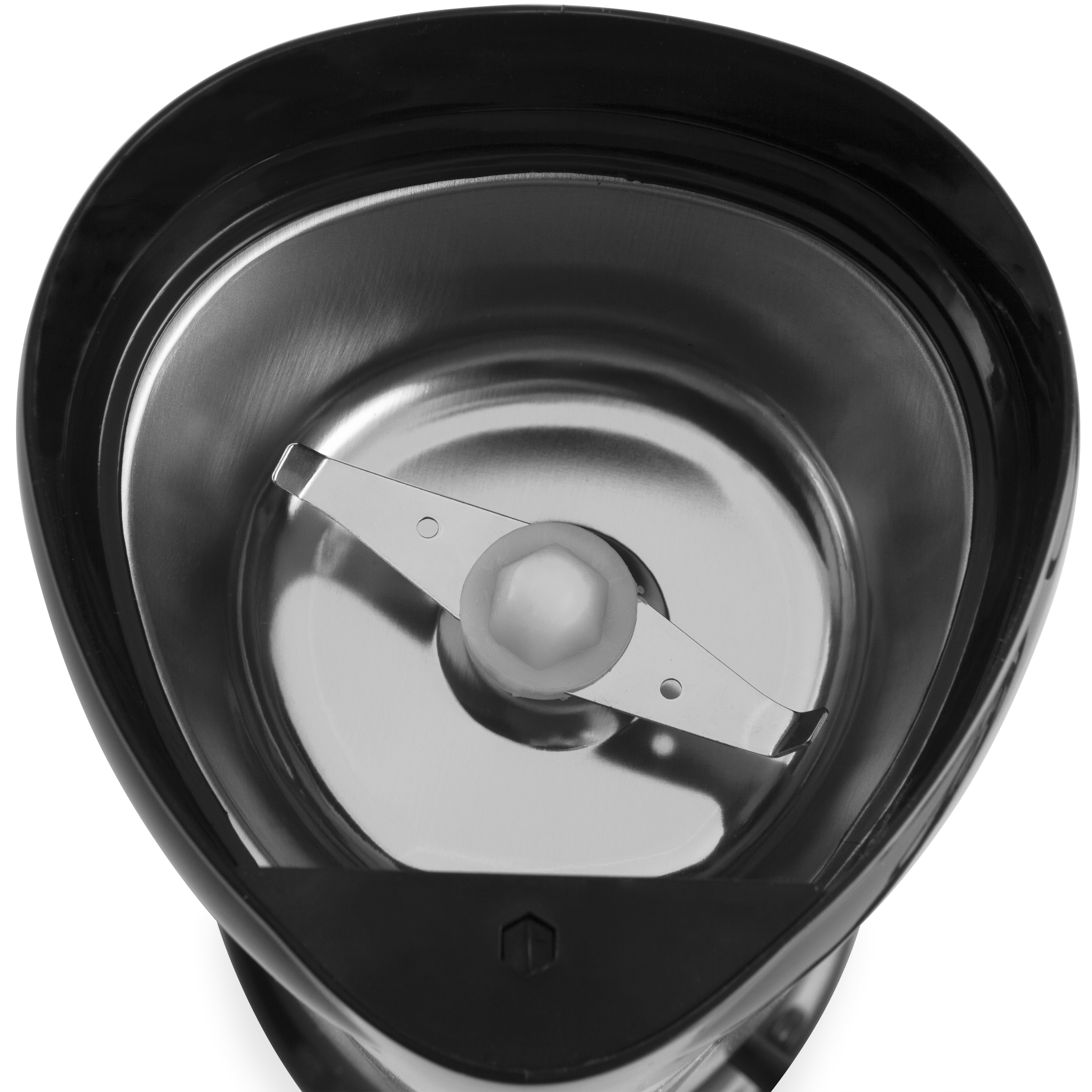 Wnętrze czarnego młynka do kawy ze srebrnym ostrzem i czarną krawędzią.