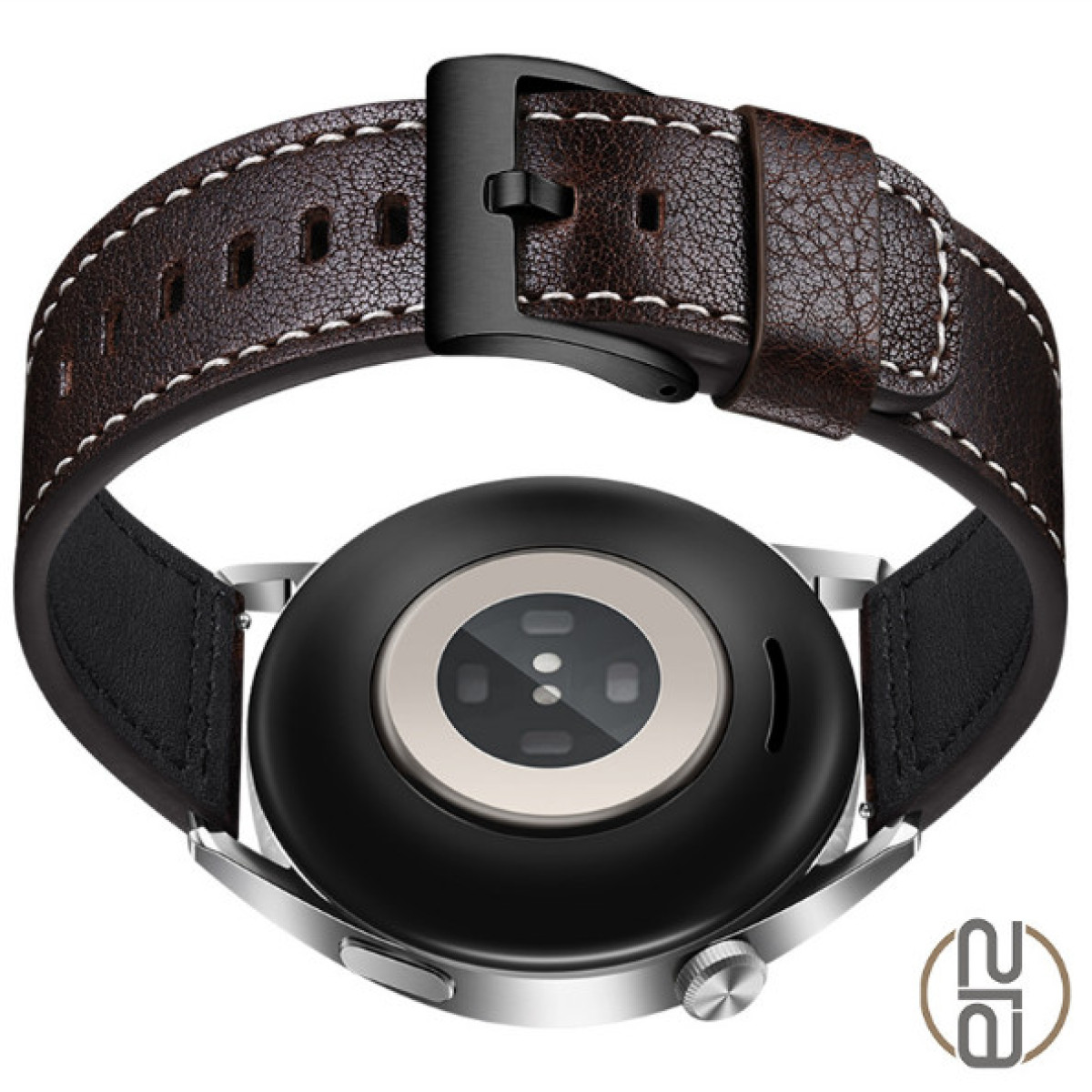 Un orologio con cinturino in pelle marrone, che mostra il retro con sensore di frequenza cardiaca e logo.