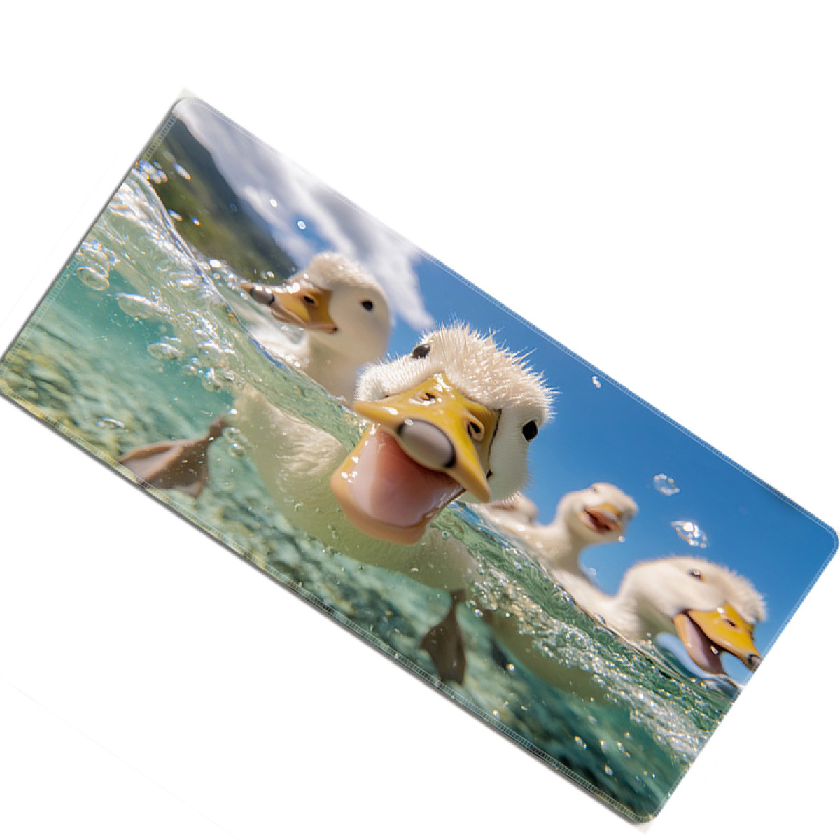 Ein Mousepad mit schwimmenden Enten, blauem Himmel und Wasser.
