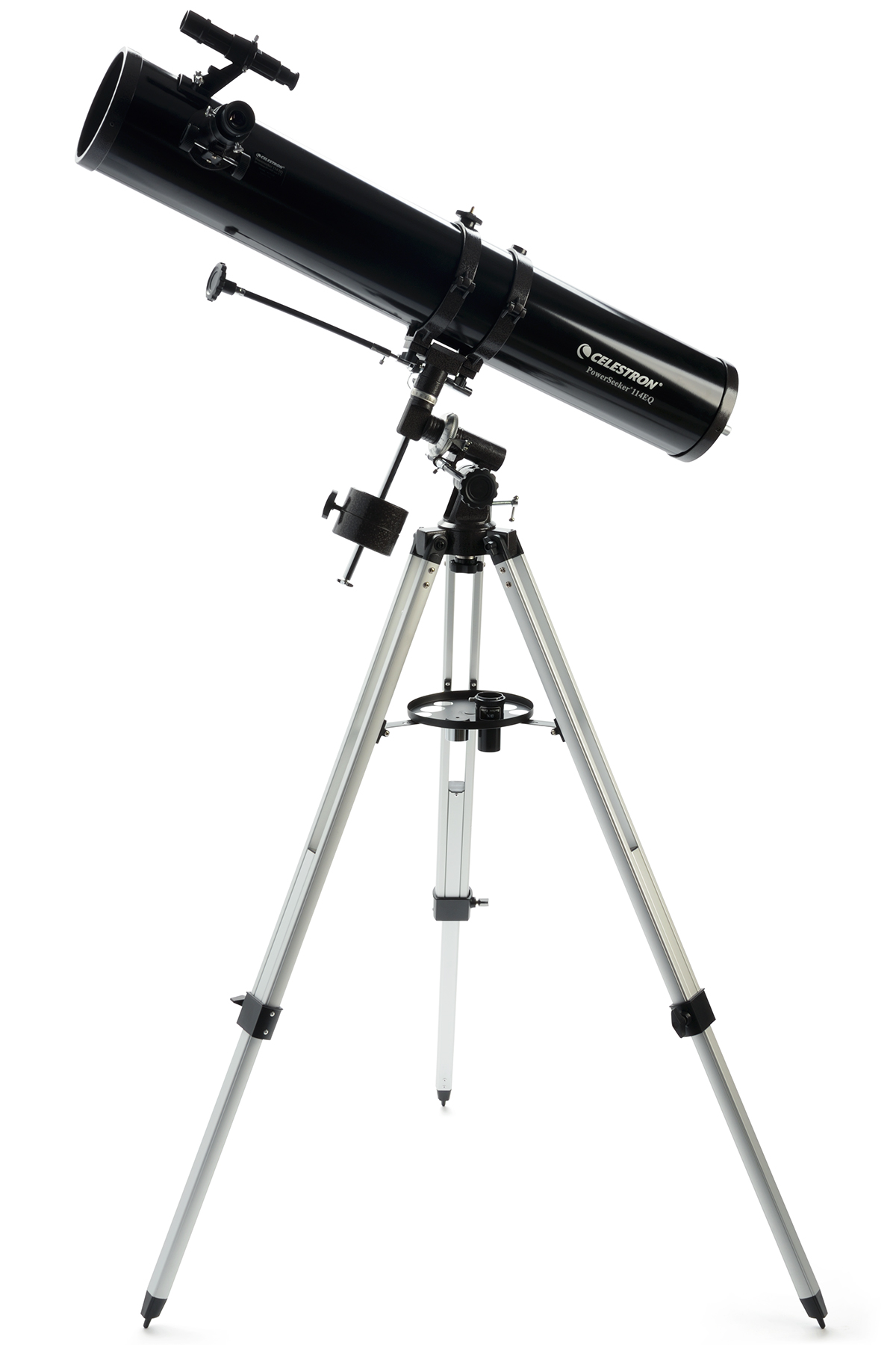 Ein schwarzes Teleskop auf einem Stativ, weißer Hintergrund. Celestron PowerSeeker 114 EQ.