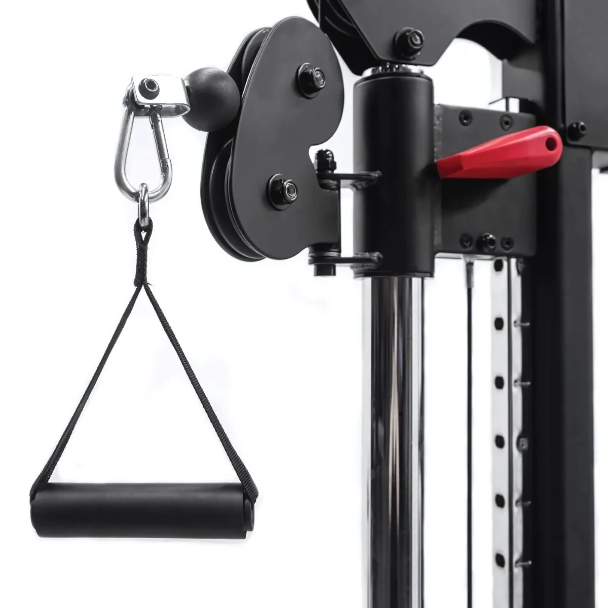 Gros plan sur un équipement de gym avec une poignée noire attachée à un câble.
