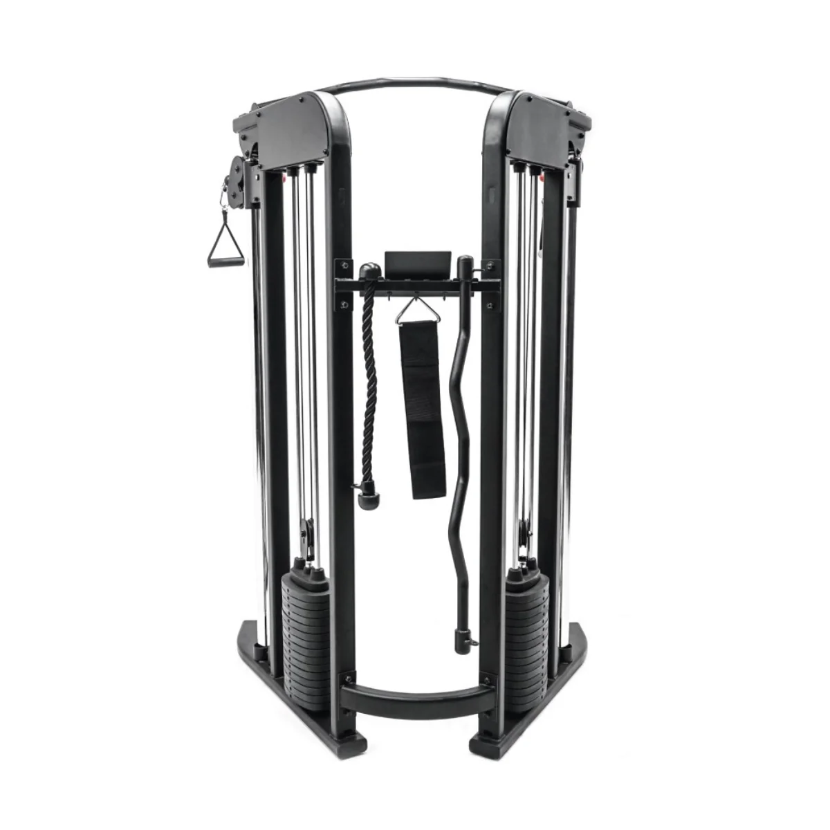 Appareil de gym avec câbles et poids. Cadre en métal noir avec plusieurs accessoires.