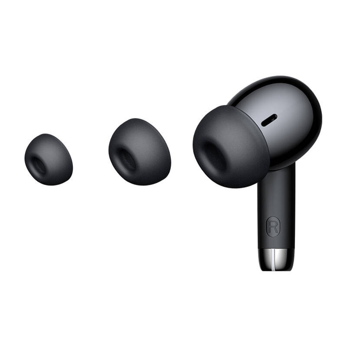 Auricolari con tre auricolari. Un auricolare e due punte visibili.