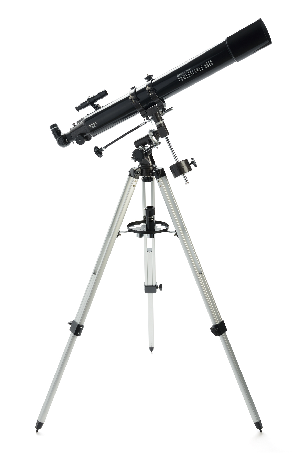 Ein schwarzes Teleskop auf einem Stativ, weißer Hintergrund. Celestron PowerSeeker 80 EQ.