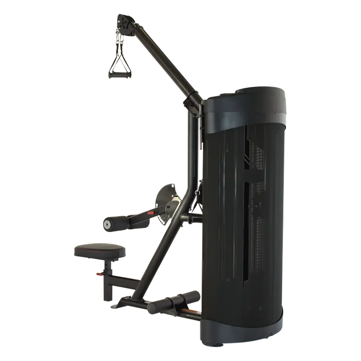 Een zwarte fitnessmachine. Hij heeft meerdere handvatten, een zitting en een gewichtenstapel.