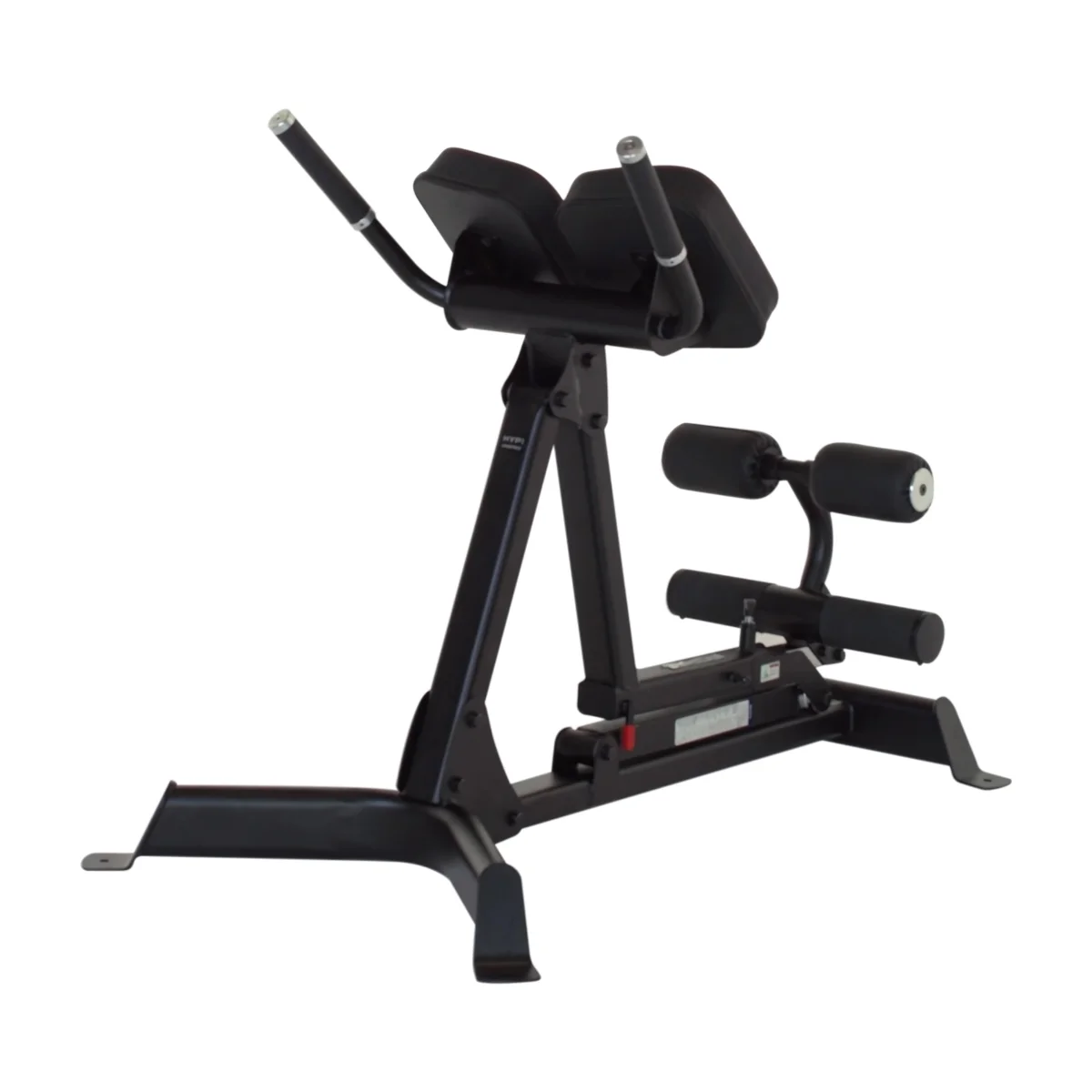 Eine schwarze Fitnessmaschine. Es ist eine Rückenstreckbank. Es hat Polster und Griffe.