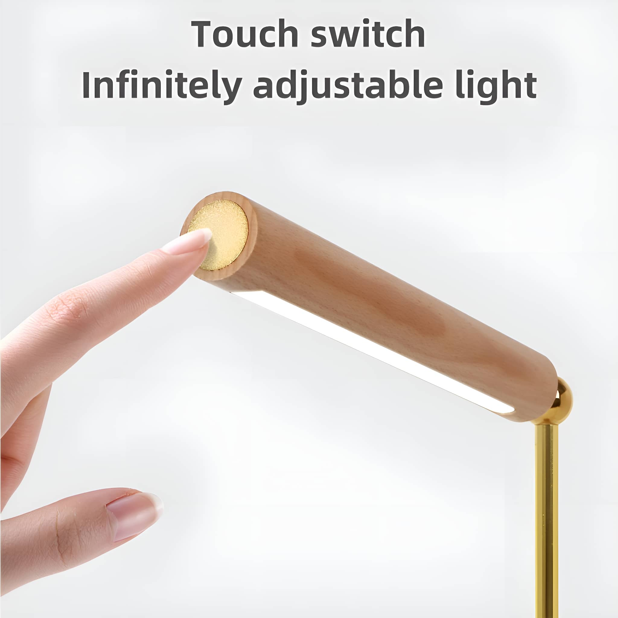 Schreibtischlampe mit Holzoptik, goldenen Akzenten und LED, mit Finger auf dem goldenen Schalter.