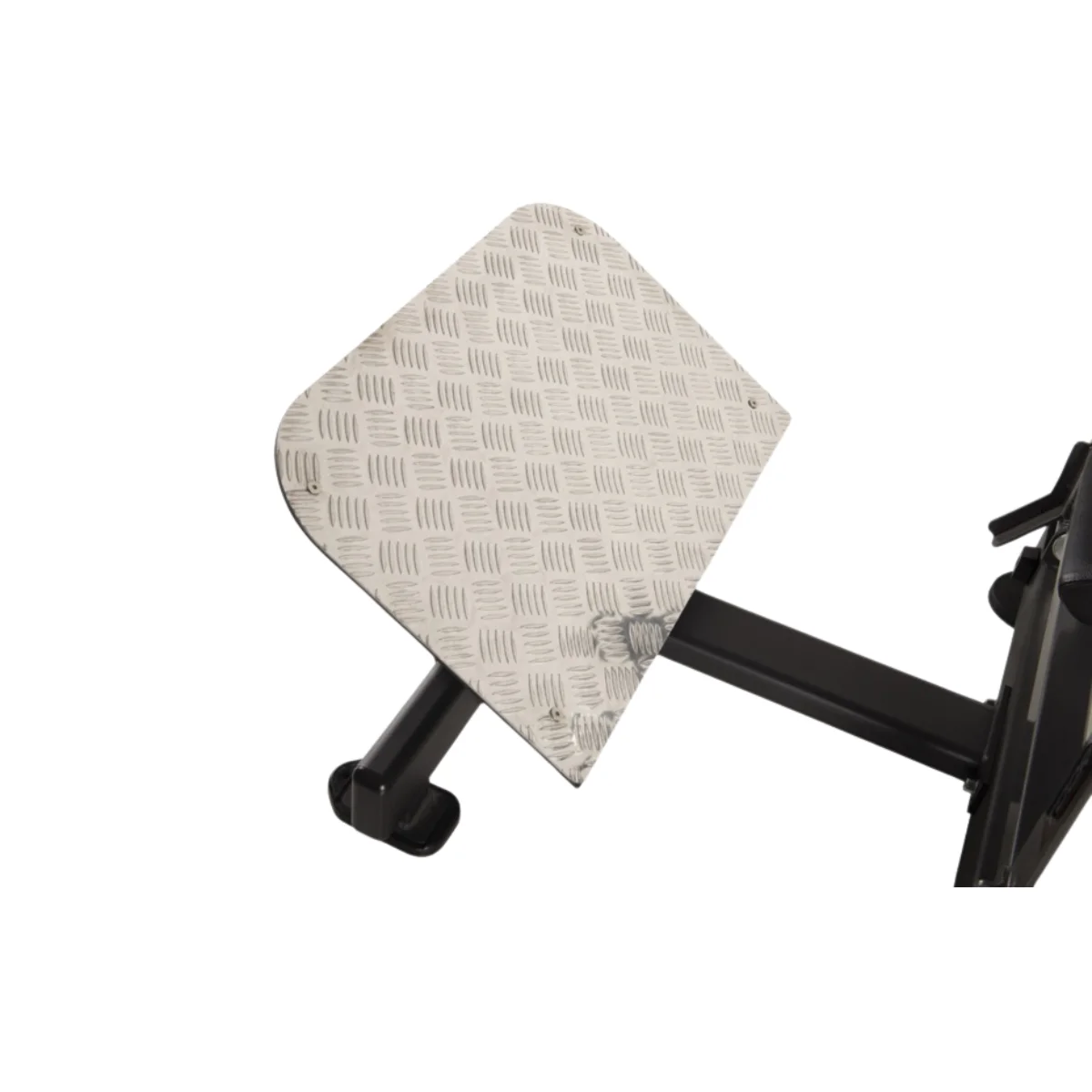 Een zilverkleurige metalen voetsteun op een zwart metalen frame. De voetsteun heeft een diamantpatroon.