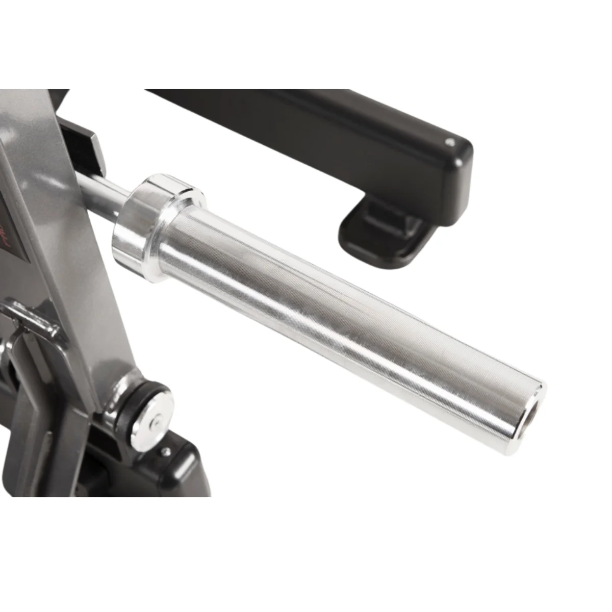 Een metalen stang met een handvat bevestigd aan een zwart metalen frame.