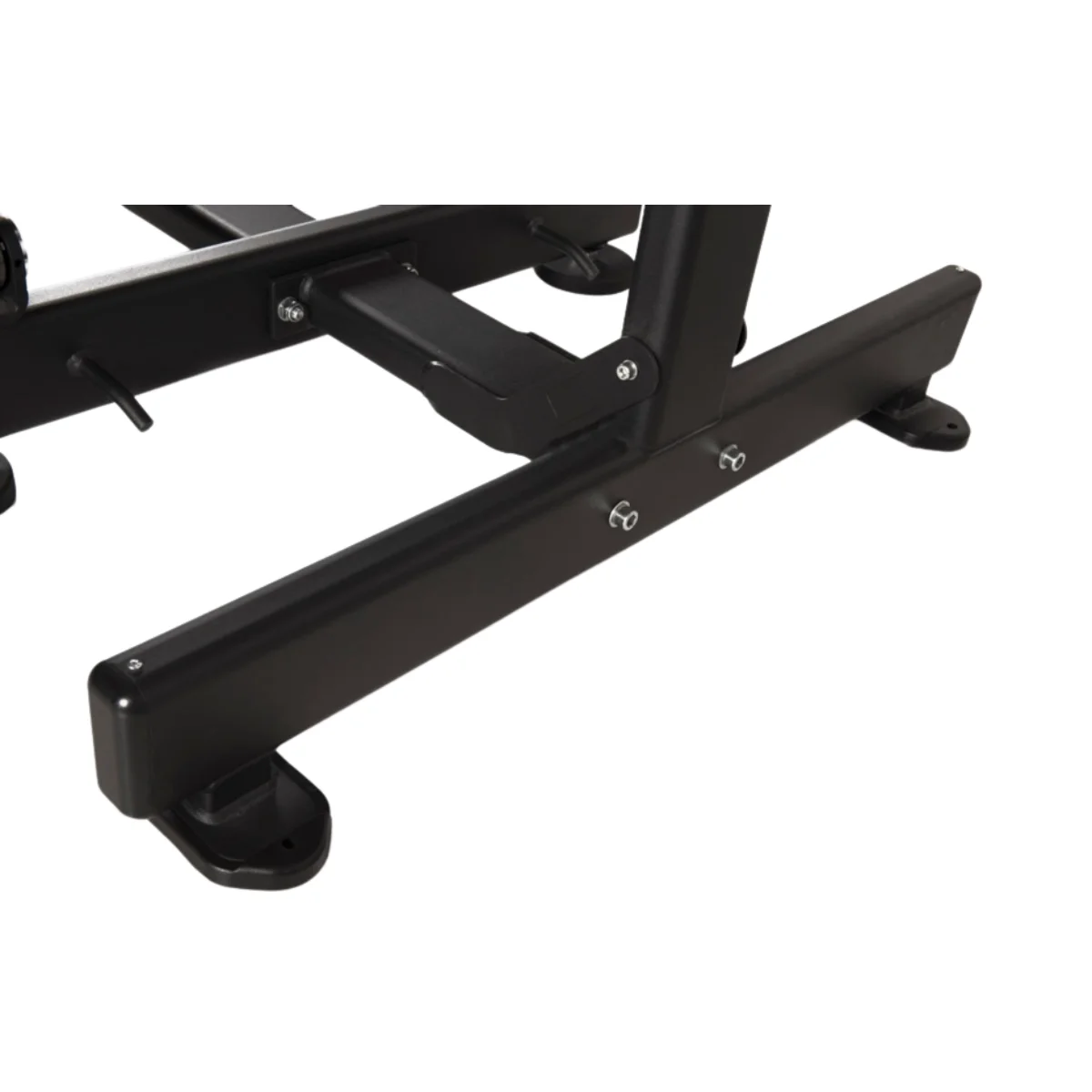 Zwart fitnessapparatuurframe, close-up van de basis van de apparatuur.