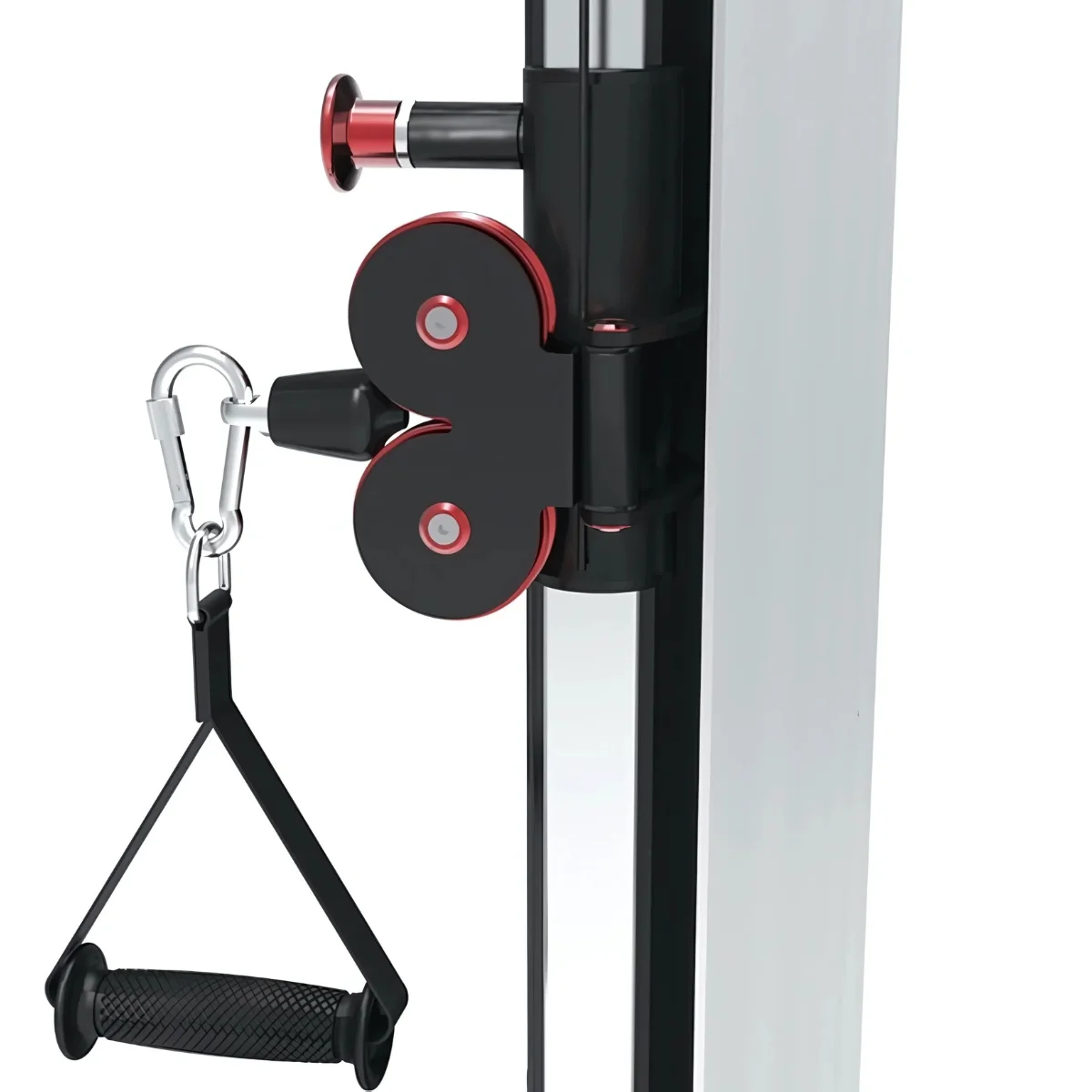 Gros plan d'une machine de gym avec une poignée et des poulies noires attachées à un câble.