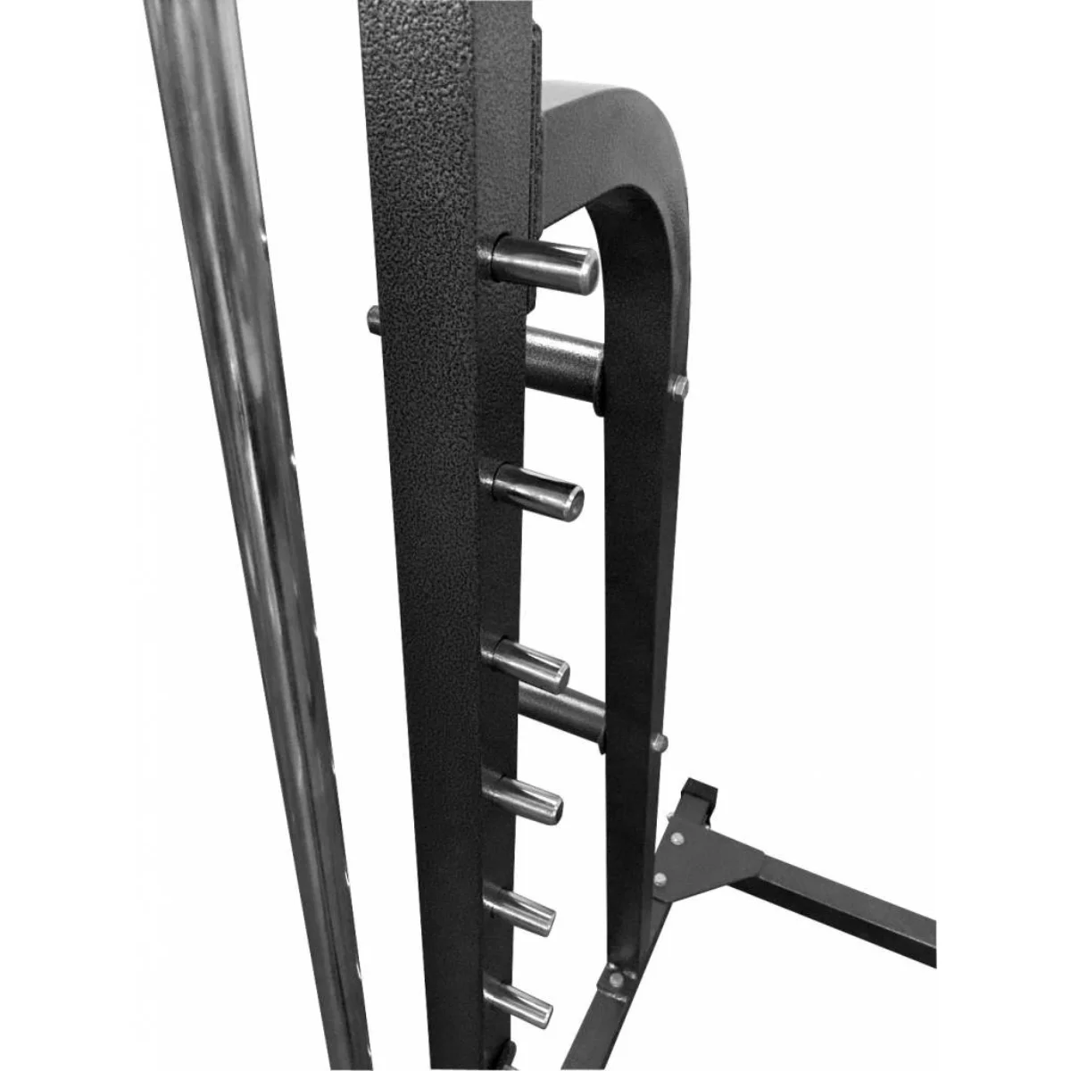 Zwarte metalen fitnessapparatuur met meerdere gaten.