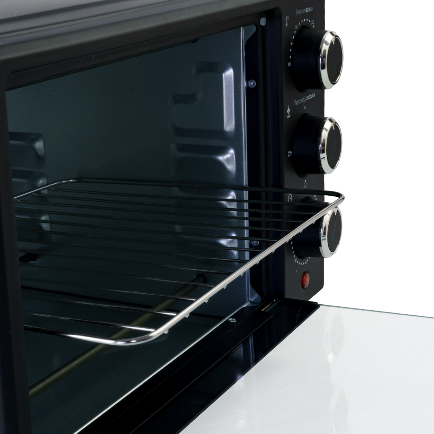 Primo piano dell'interno di un forno nero con una griglia.