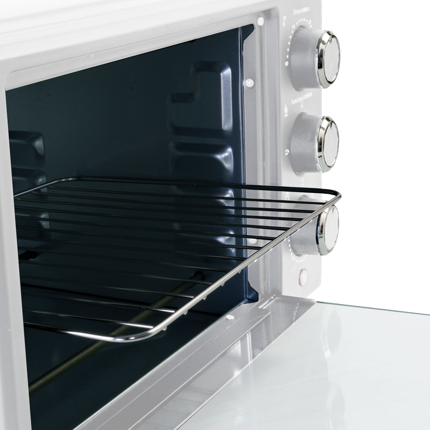 Un forno bianco con la porta aperta, che rivela l'interno e una griglia metallica.