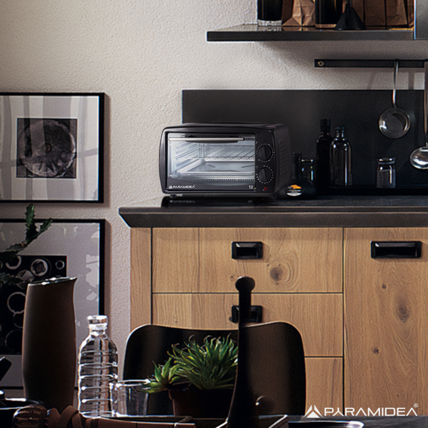 Forno Paramidea nero su un ripiano di legno in un ambiente cucina.