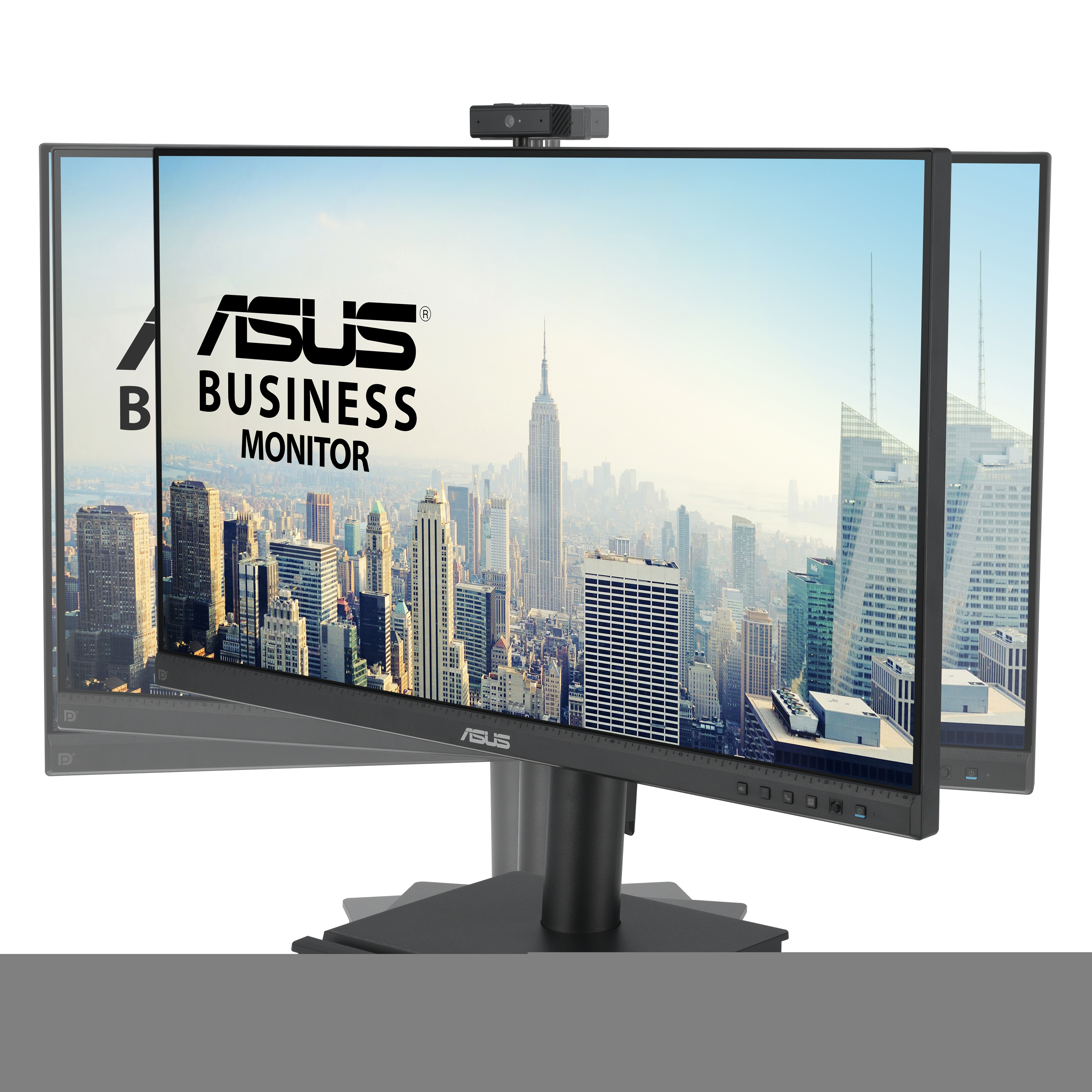 Trzy monitory komputerowe obok siebie. Środkowy pokazuje panoramę miasta.