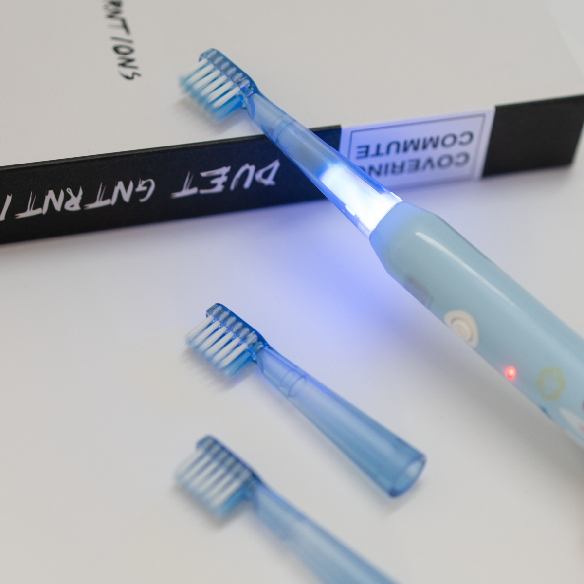 Un cepillo de dientes azul con tres cabezales de repuesto.
