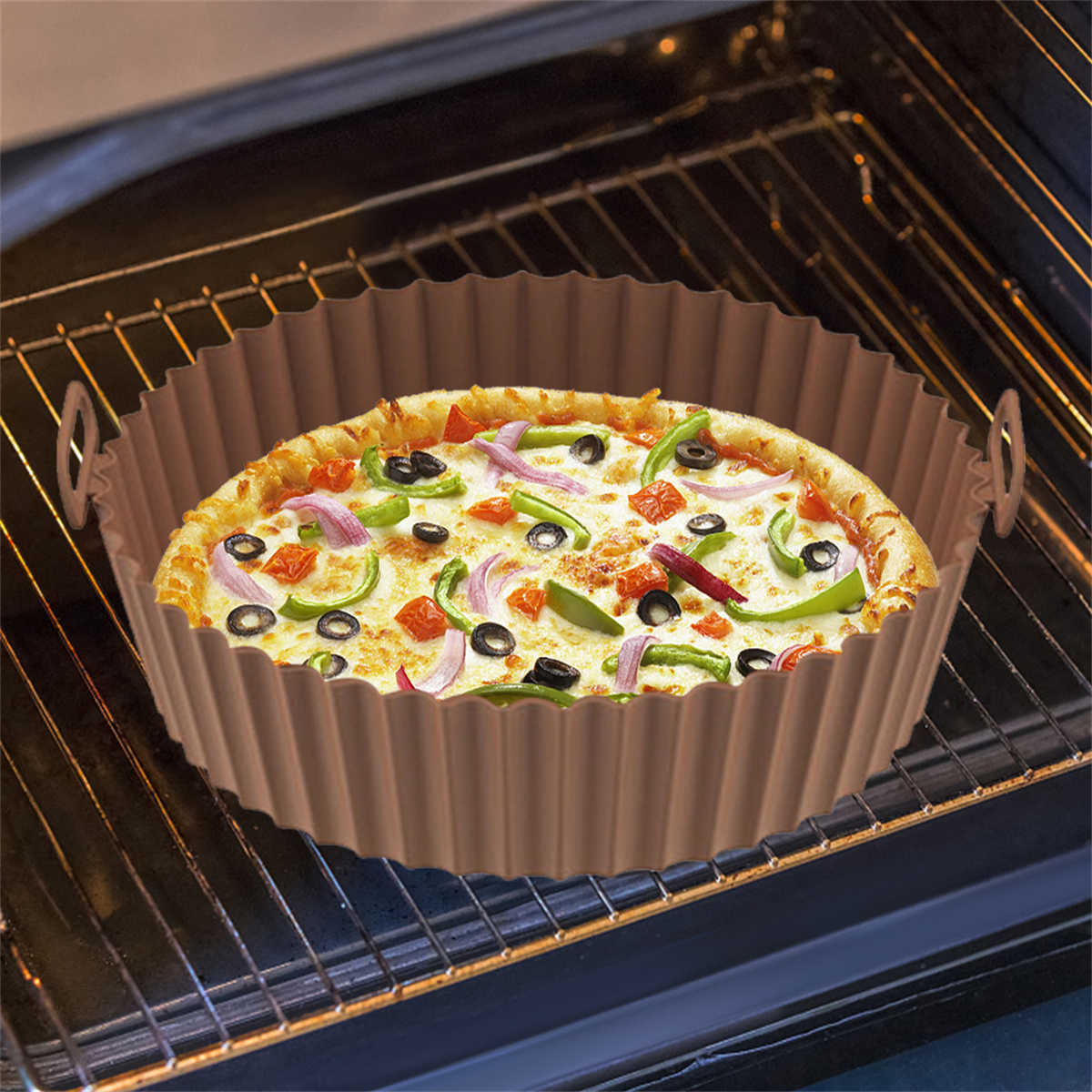 Pizza in einer braunen Silikon-Backform in einem heißen Ofen.