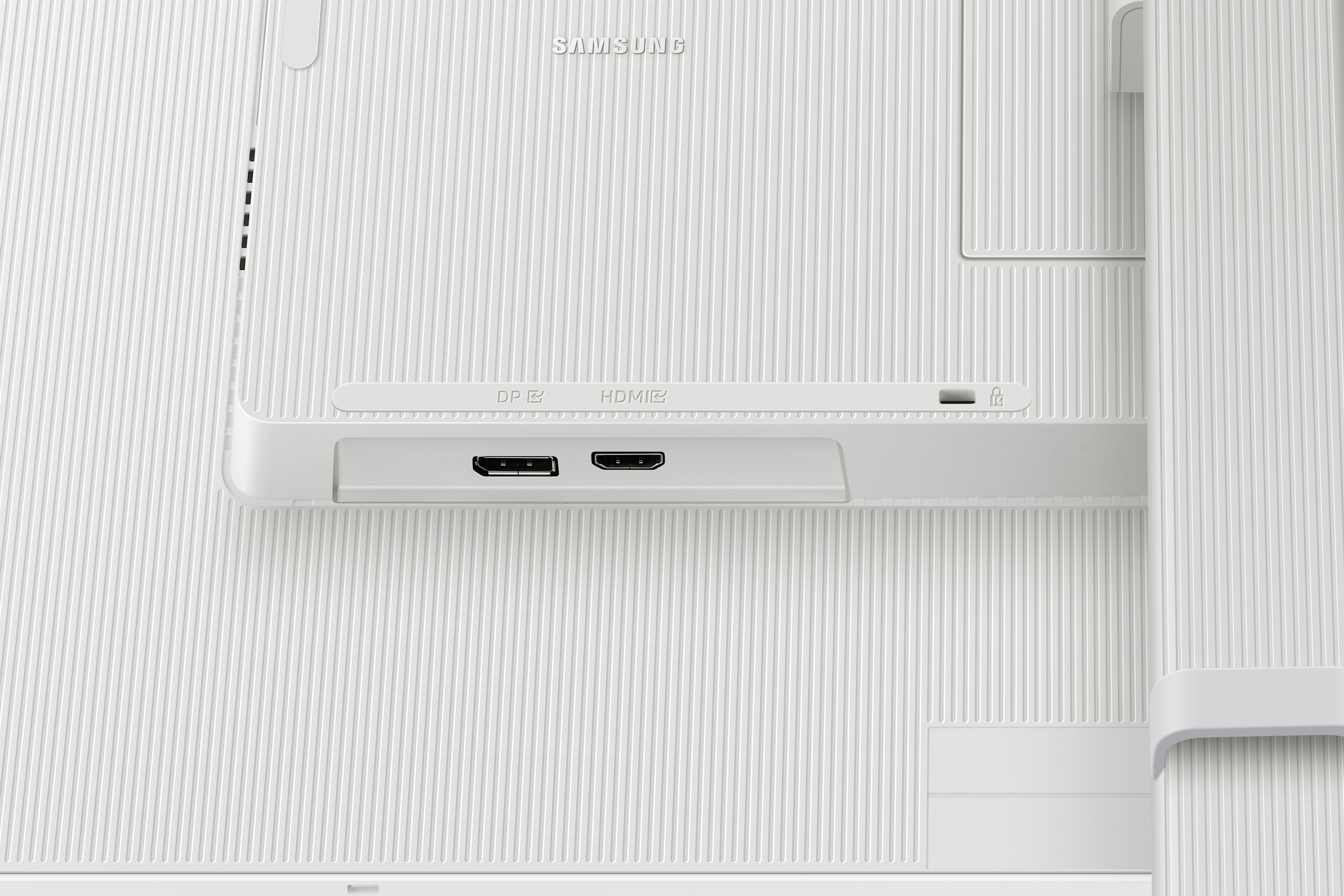 Zbliżenie na tył białego monitora z portami: DP, HDMI i USB.