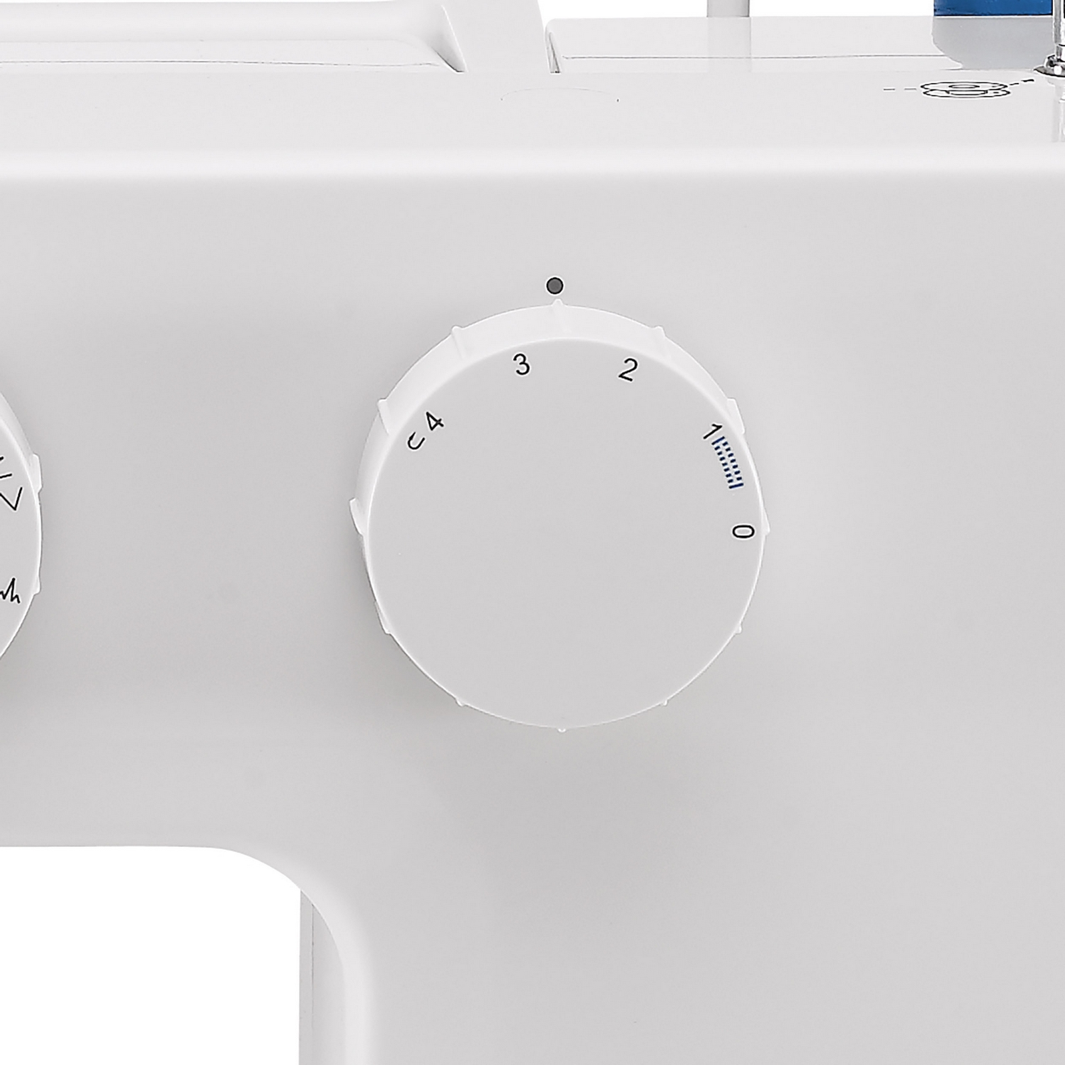 Biały panel sterowania maszyny do szycia. Pokrętło z cyframi i kropką.