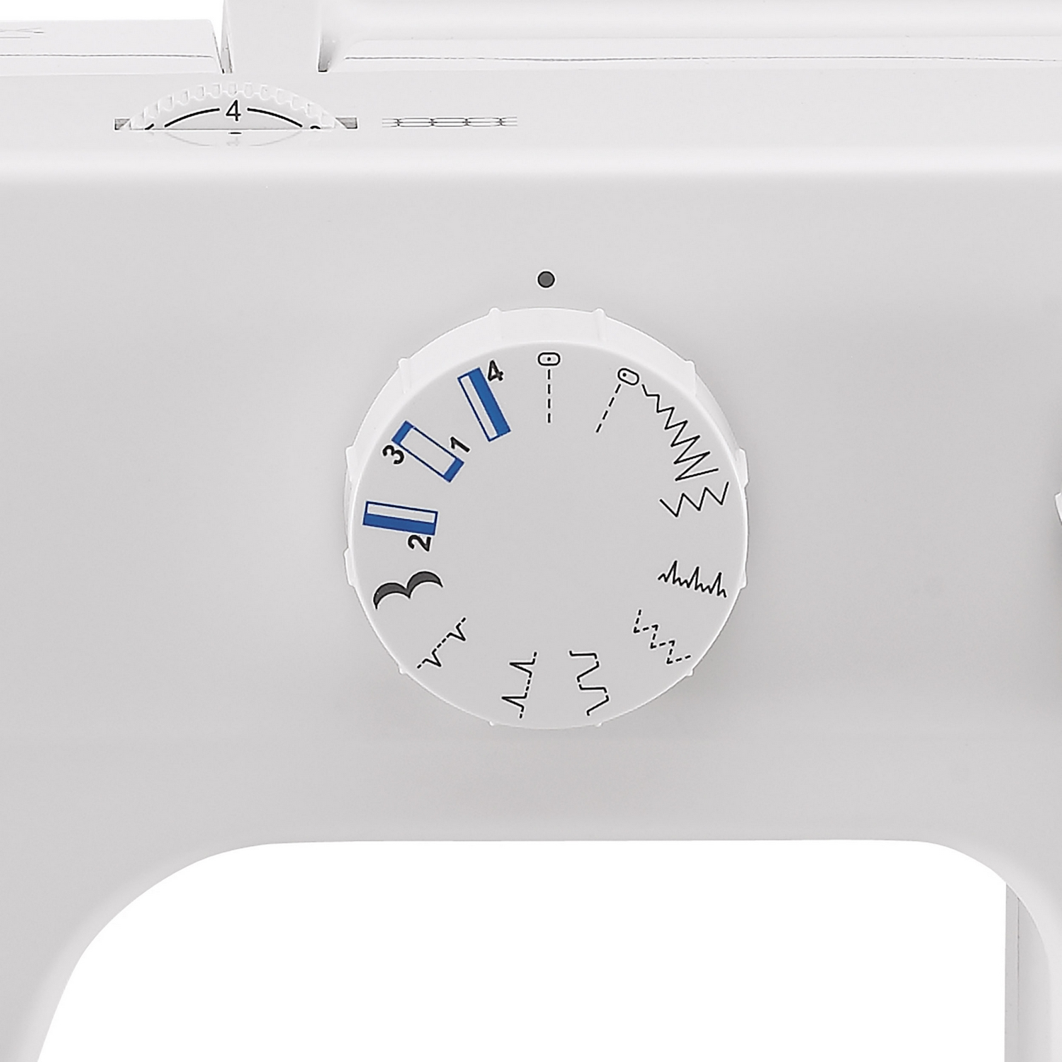 Zbliżenie pokrętła wyboru ściegu maszyny do szycia, białe z czarnymi oznaczeniami.