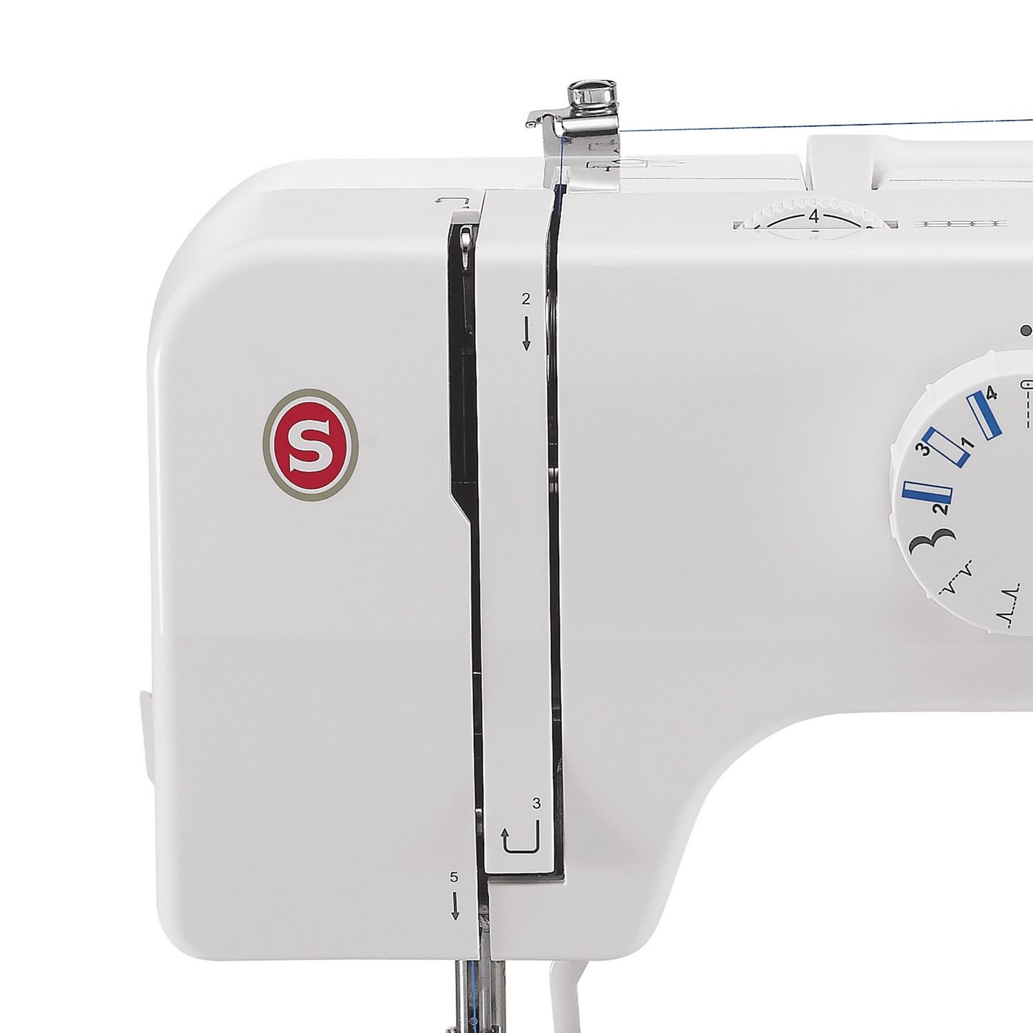 Zbliżenie białej maszyny do szycia Singer, pokazujące logo i elementy sterujące.