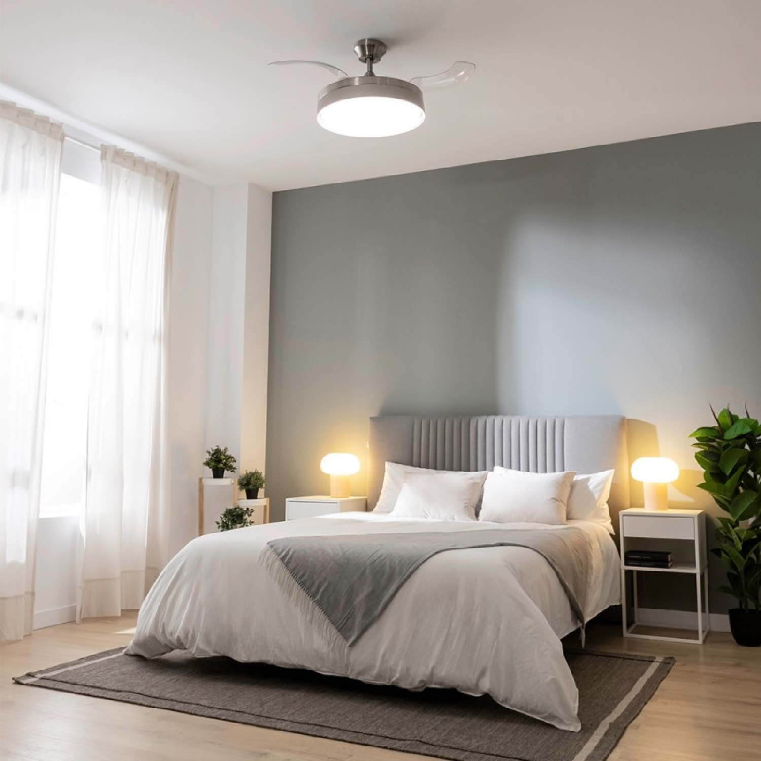 Una camera da letto con letto, due comodini, lampade, ventilatore a soffitto e tappeto.