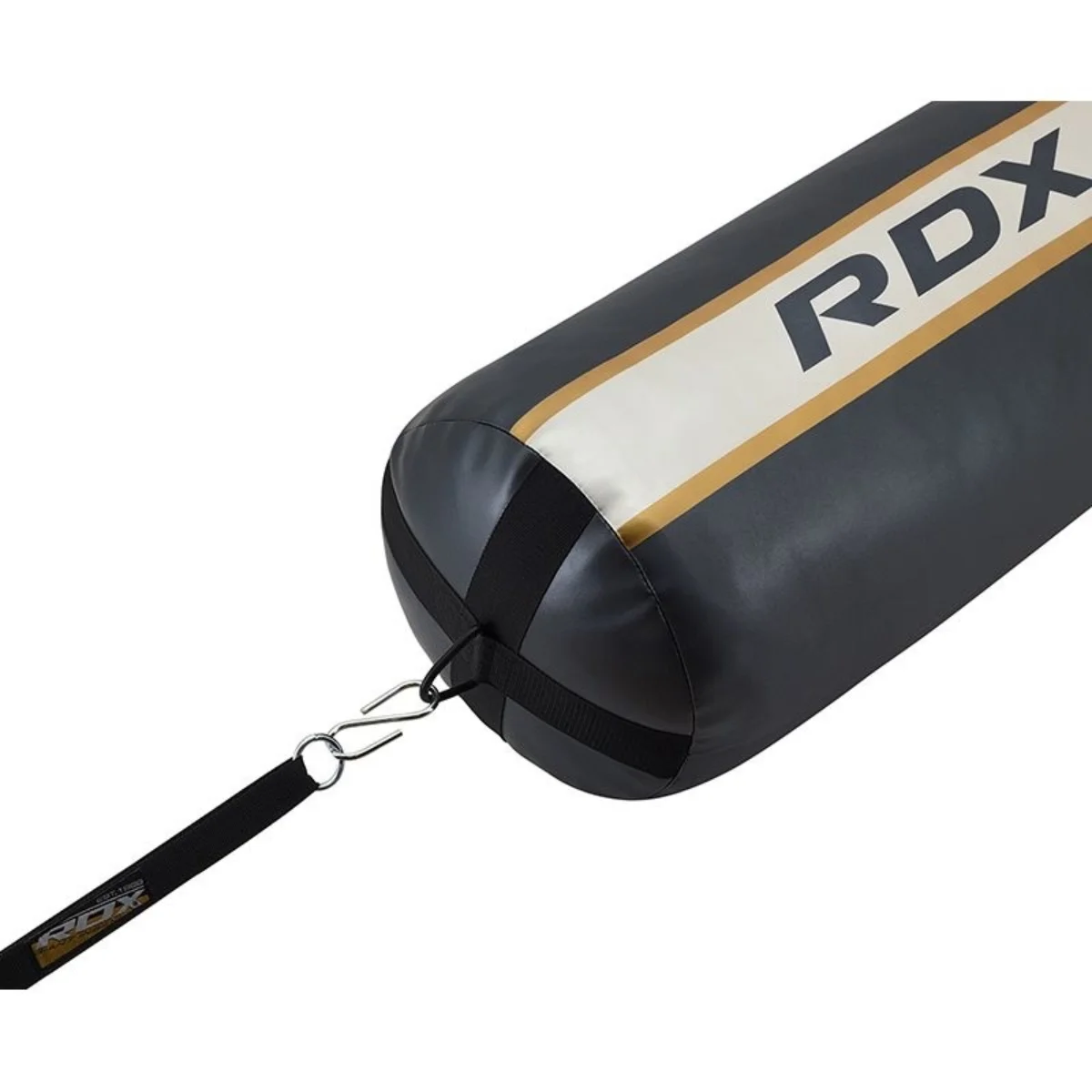 Close-up van een zwarte bokszak met RDX en een gouden streep met een riem.