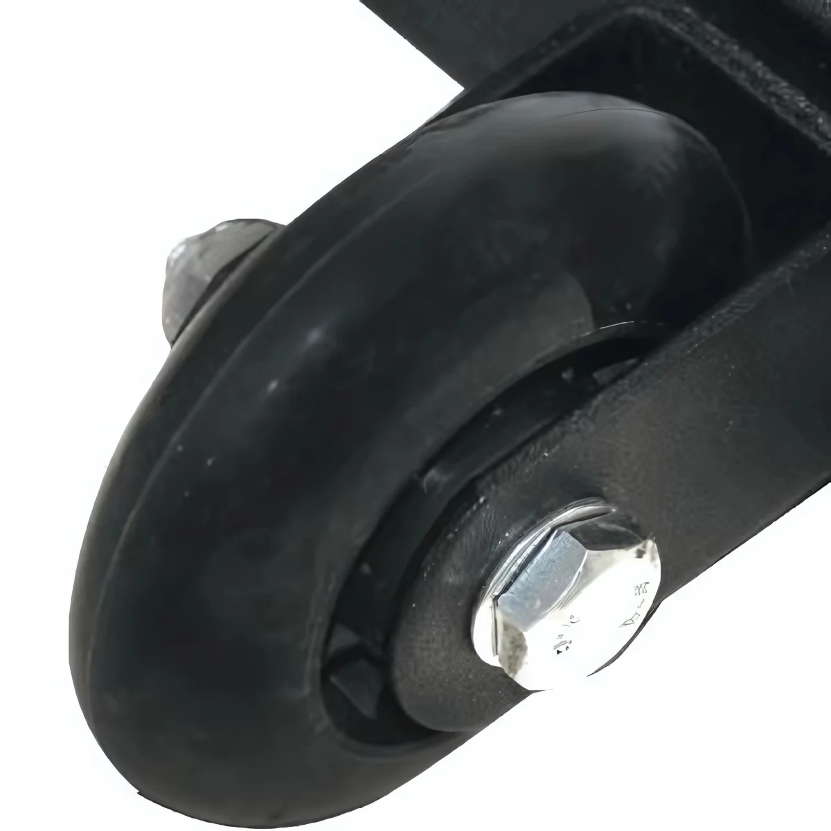 Een close-up van een zwart wiel met een zilveren bout en een zwart metalen frame.