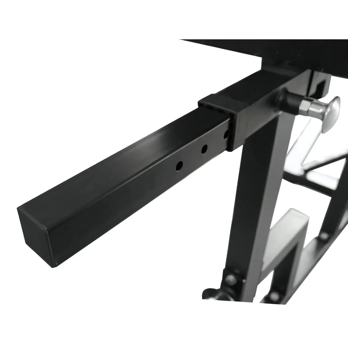 Zwart metalen onderdeel van een halterbank, met een rechthoekige balk en gaten.