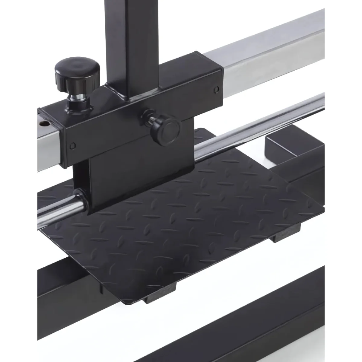 Ein schwarzes Gewichtmaschinenteil mit Metall- und schwarzen Elementen. Die Plattform hat ein Rautenmuster.