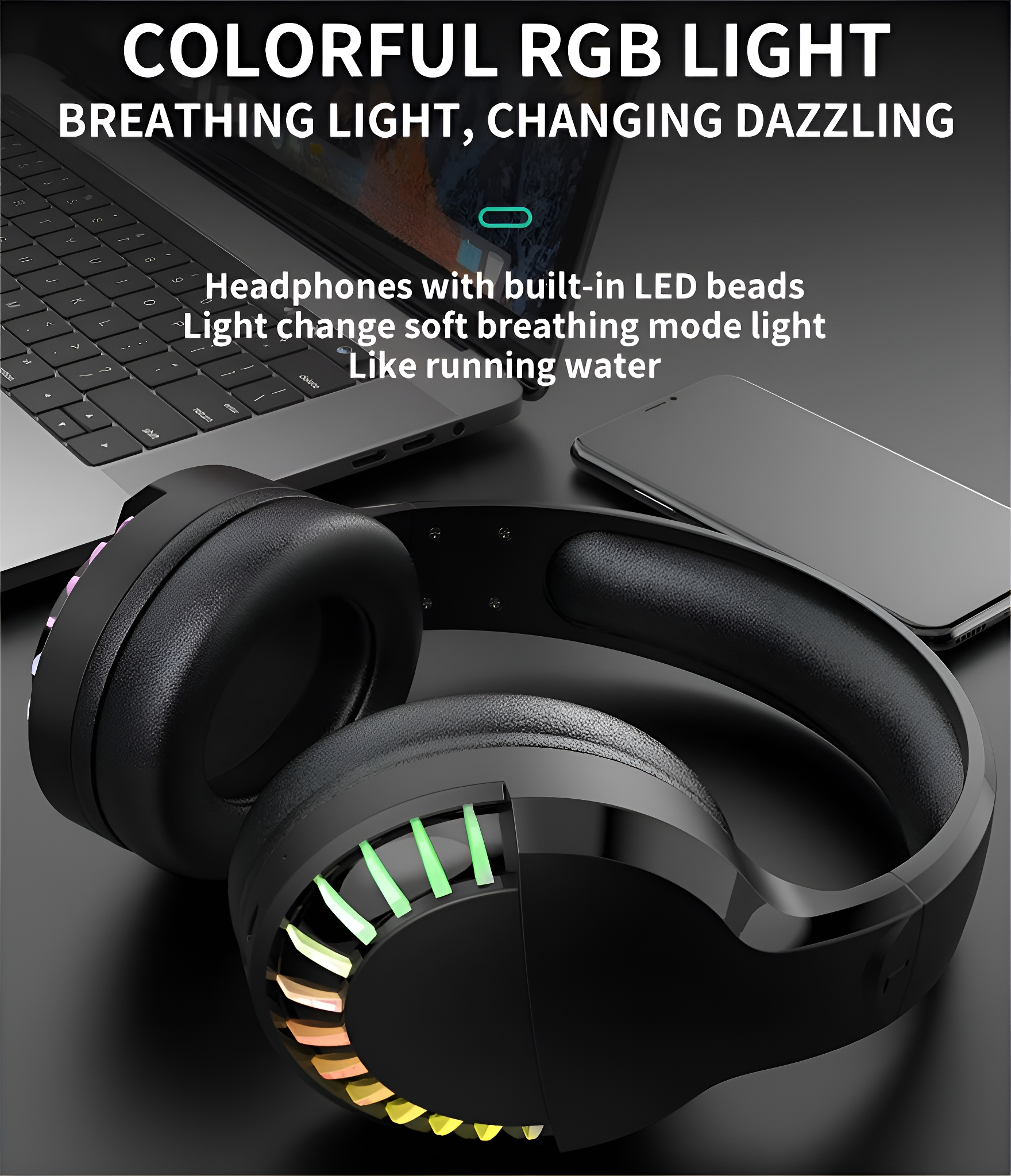 Schwarze Kopfhörer mit RGB-Lichtern, liegen in der Nähe eines Laptops und Smartphones.
