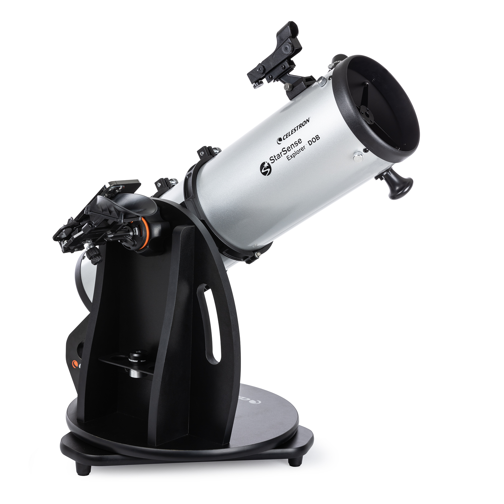 Ein silbernes Teleskop auf einem schwarzen Ständer montiert. Es ist nach oben abgewinkelt. Die Marke ist Celestron.