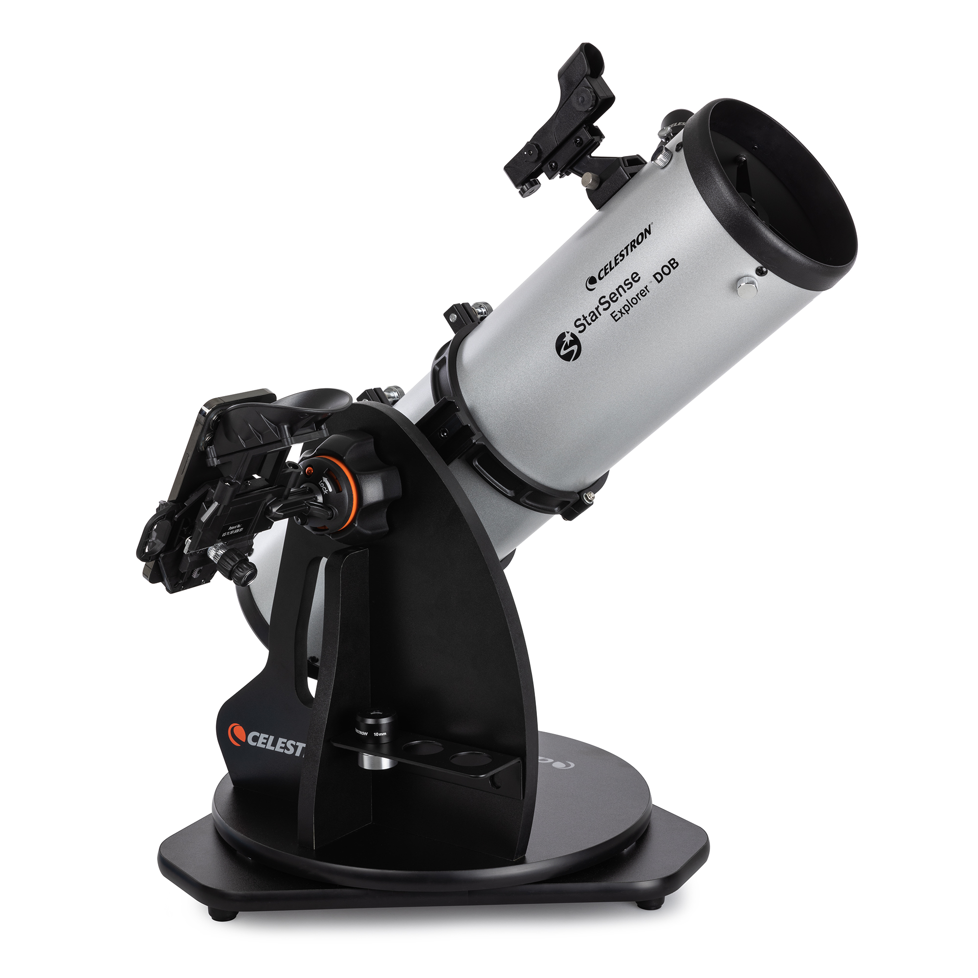 Ein silbernes Teleskop auf einem schwarzen Ständer, weißer Hintergrund. Celestron StarSense Explorer.