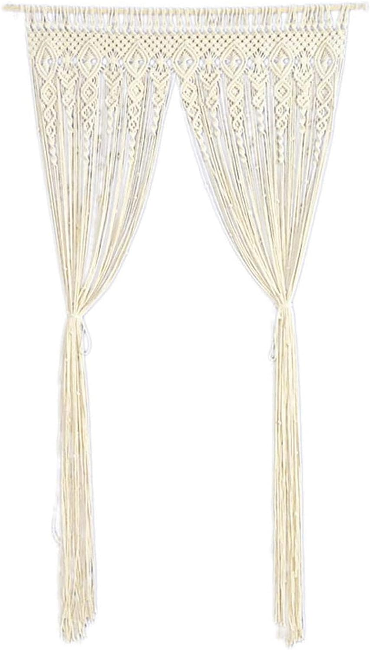 Kremowe zasłony z makramy wiszą na białym tle, zawiązane u dołu.