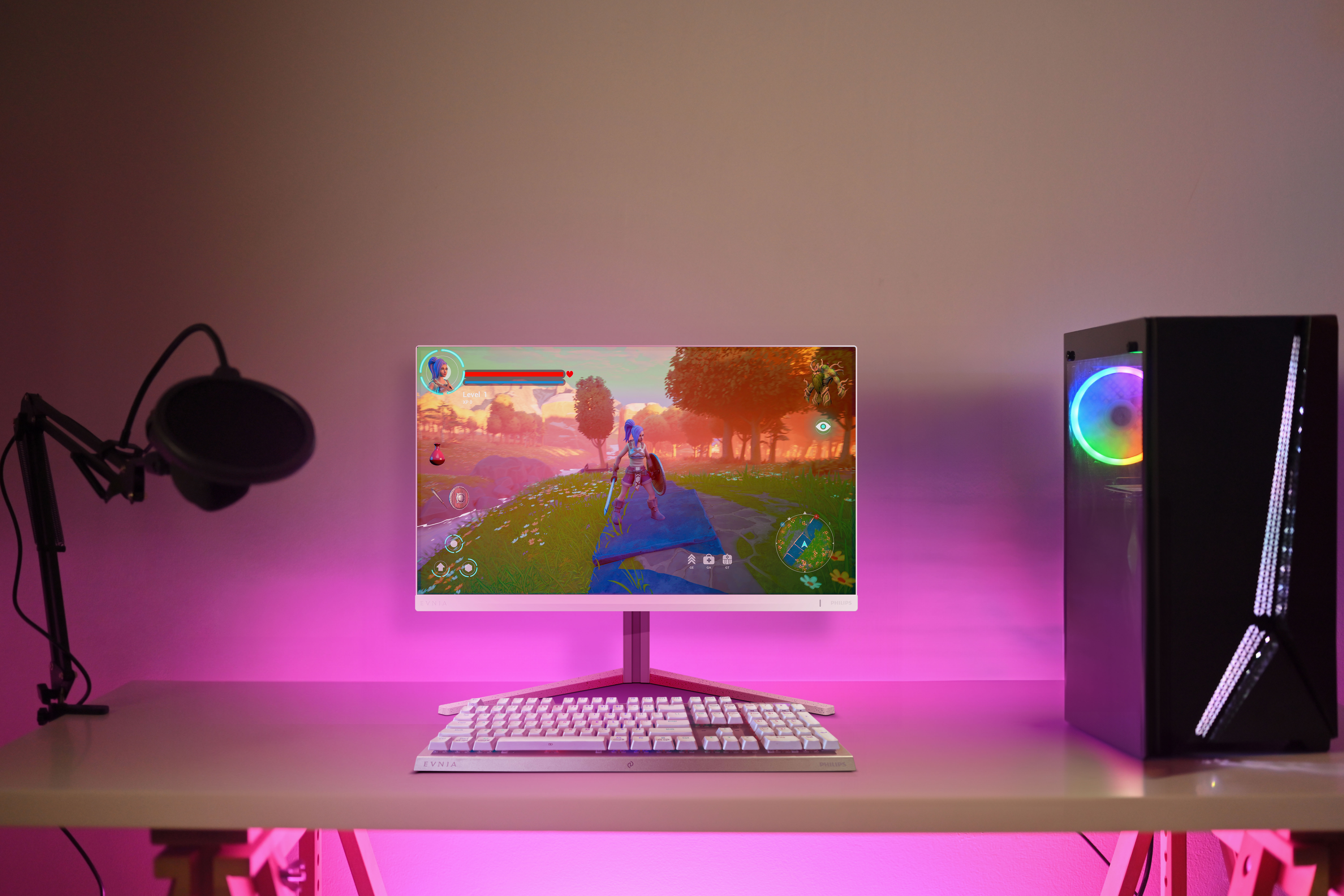 Konfiguracja do gier z monitorem wyświetlającym scenę z gry. Biała klawiatura, mikrofon i PC. Różowe i fioletowe oświetlenie.