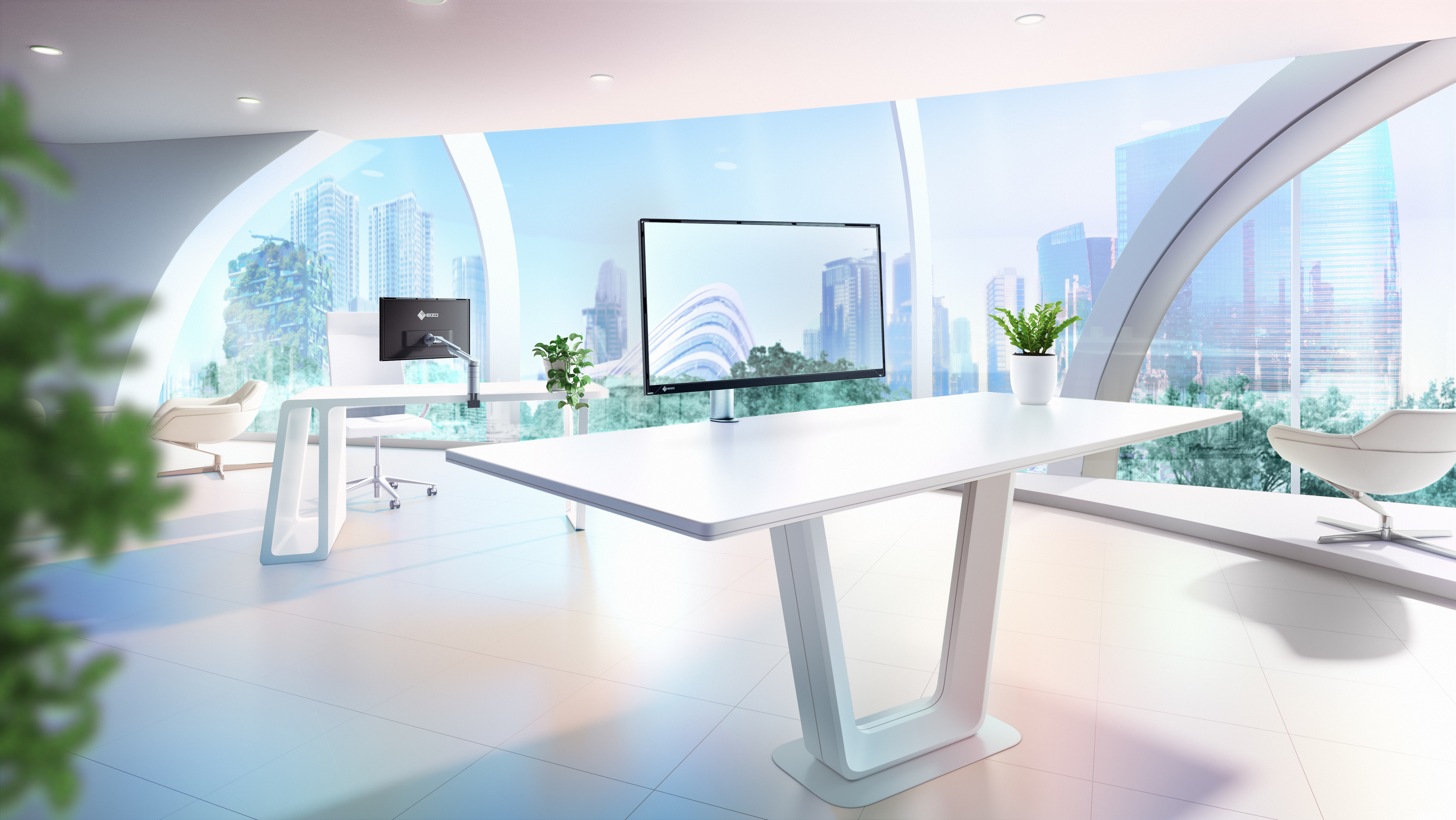 Modernes Büro mit Monitoren auf Schreibtischen, Stadtblick durch Fenster und Grünpflanzen.
