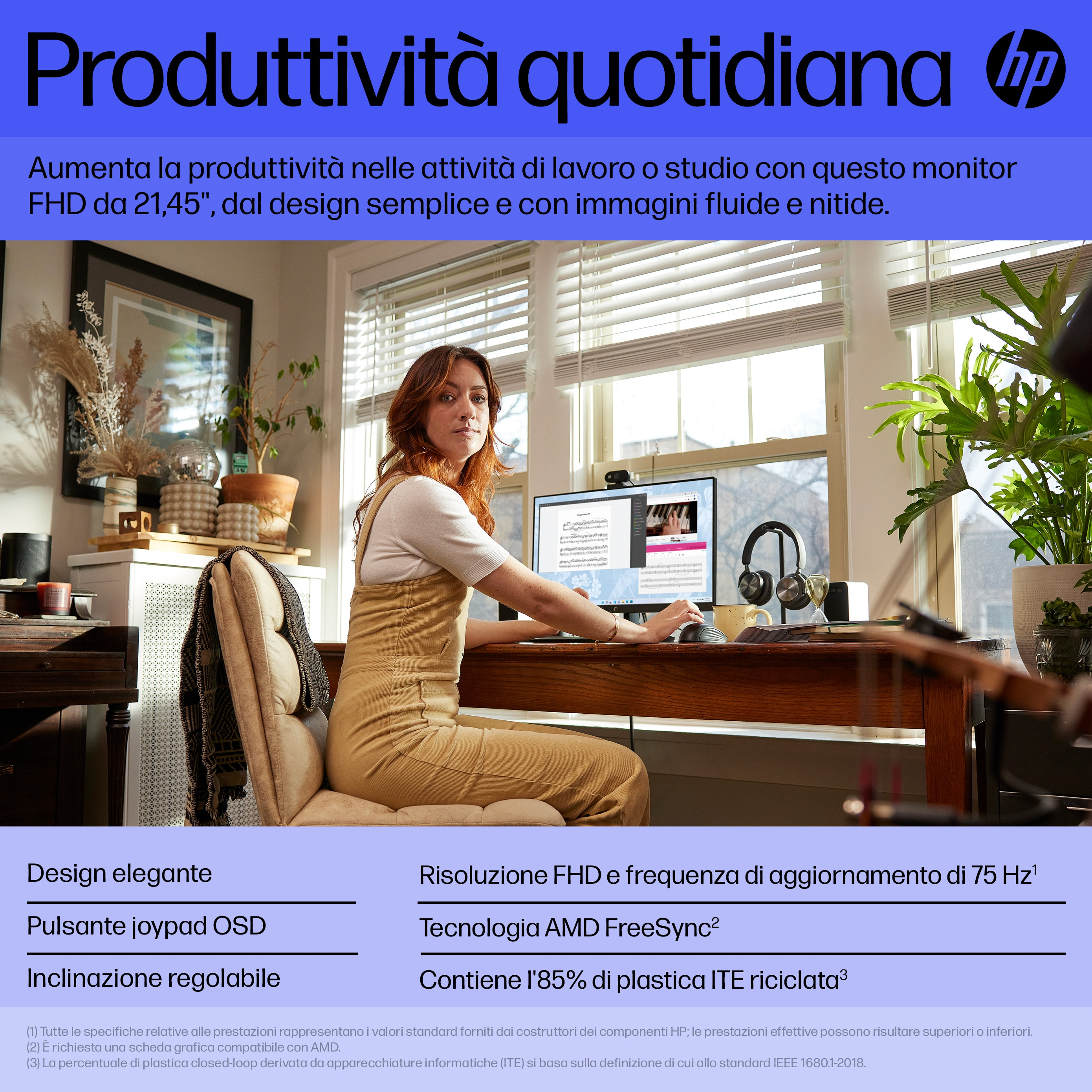 Una mujer sentada frente a un escritorio con un monitor de computadora y auriculares, con texto.