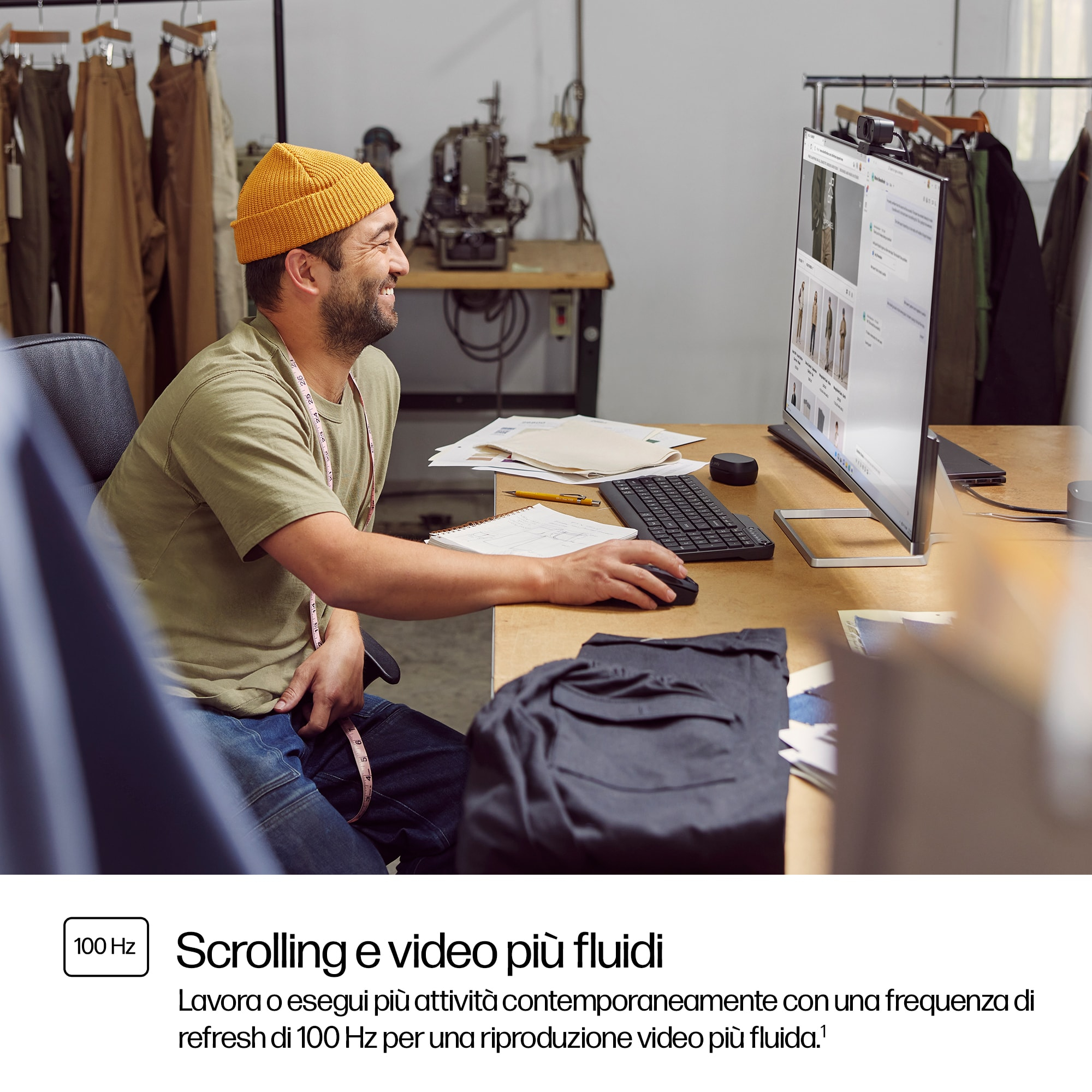 Hombre en taller usando monitor, con sombrero amarillo. El monitor muestra un sitio web.