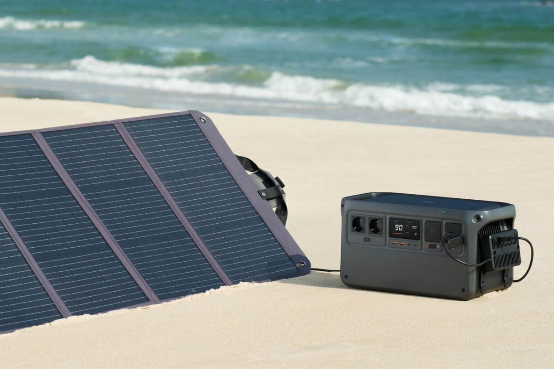 Solarpanel, Kraftwerk am Strand. Ozean im Hintergrund.