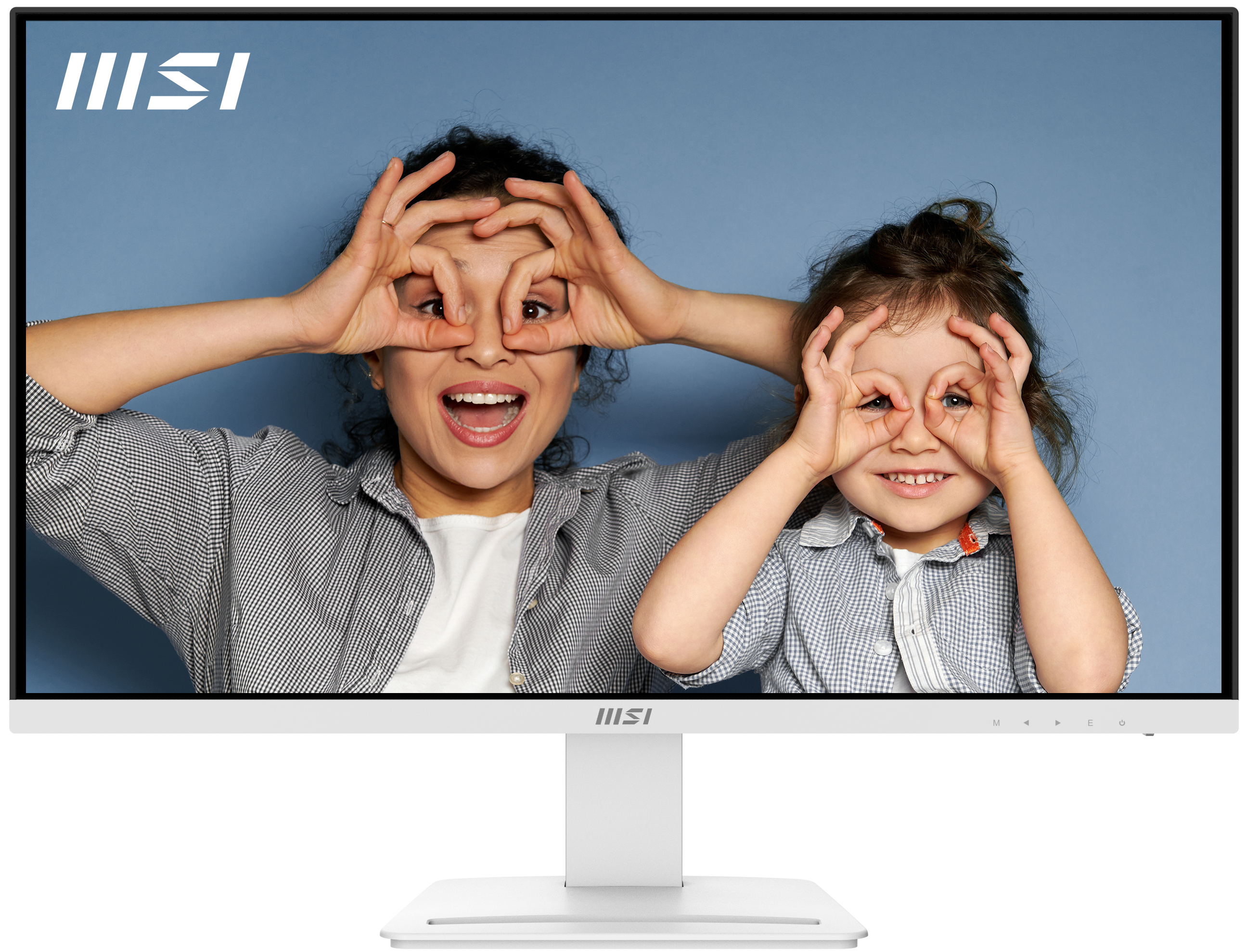 Madre e hijo haciendo círculos con los dedos. Monitor y soporte blancos. Fondo azul.