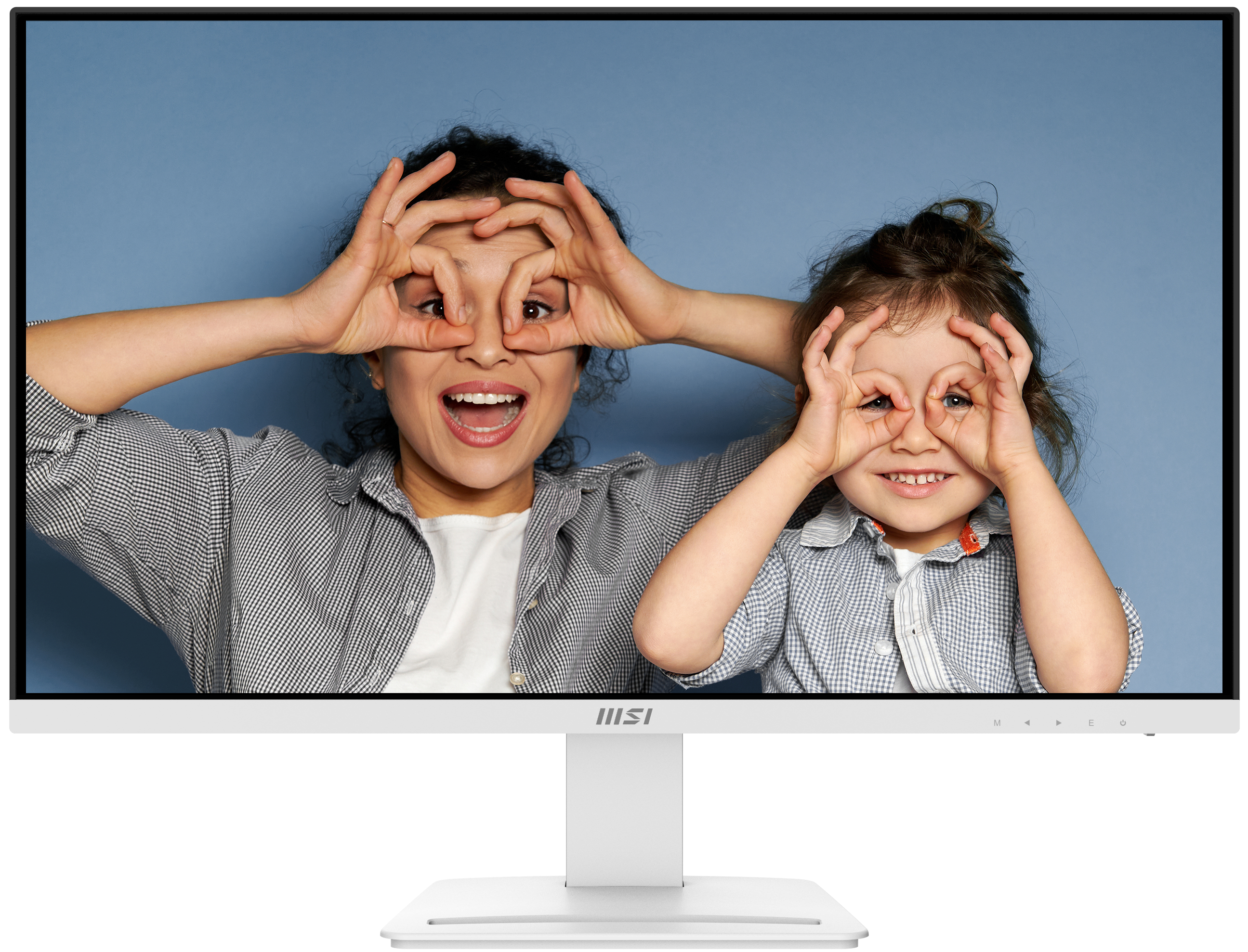 Una mujer y un niño haciendo gafas con los dedos frente a un monitor.