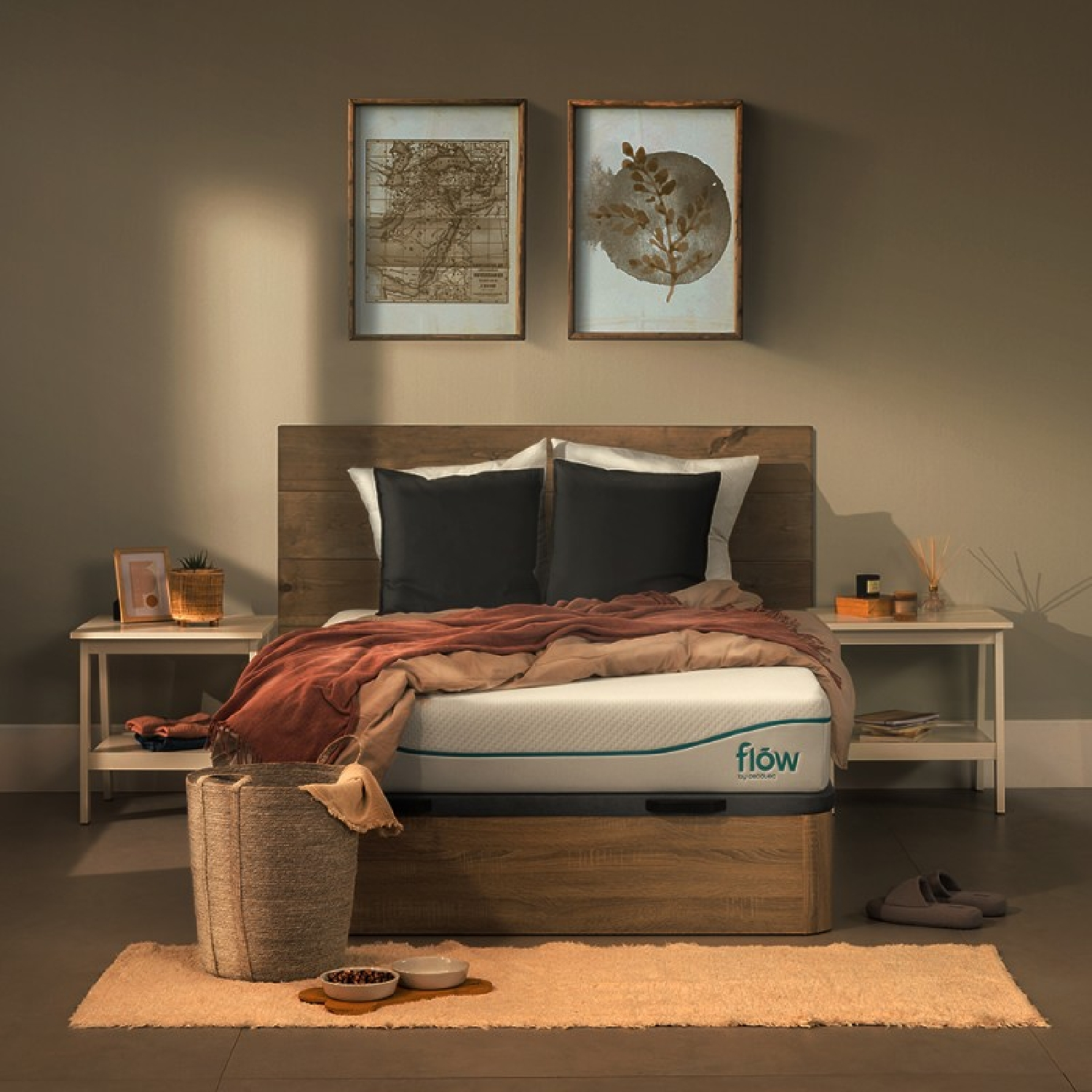 Scena di camera da letto con un letto, un materasso Flow, due comodini e decorazioni.