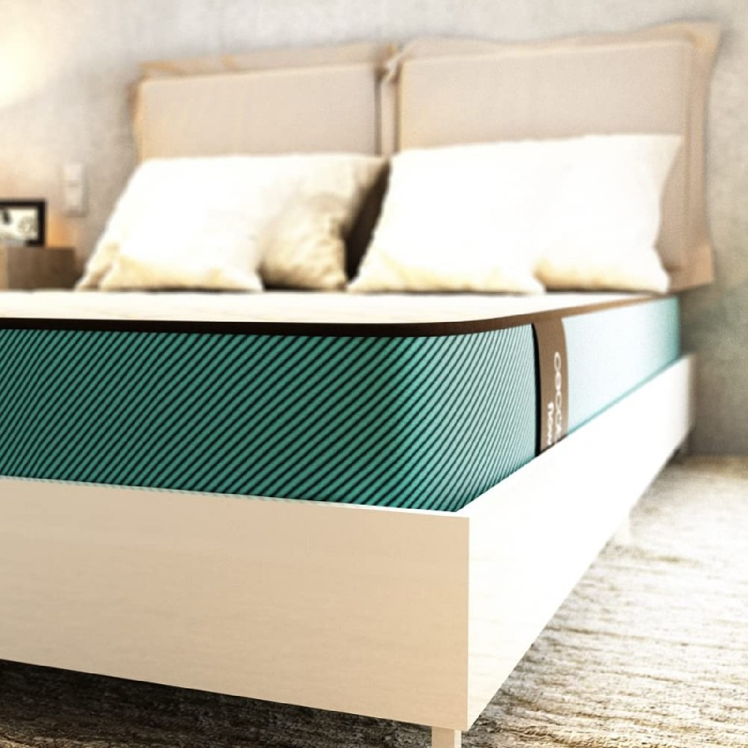 Cama con colchón a rayas turquesas. Se ven almohadas blancas, cabecero beige y estructura blanca.