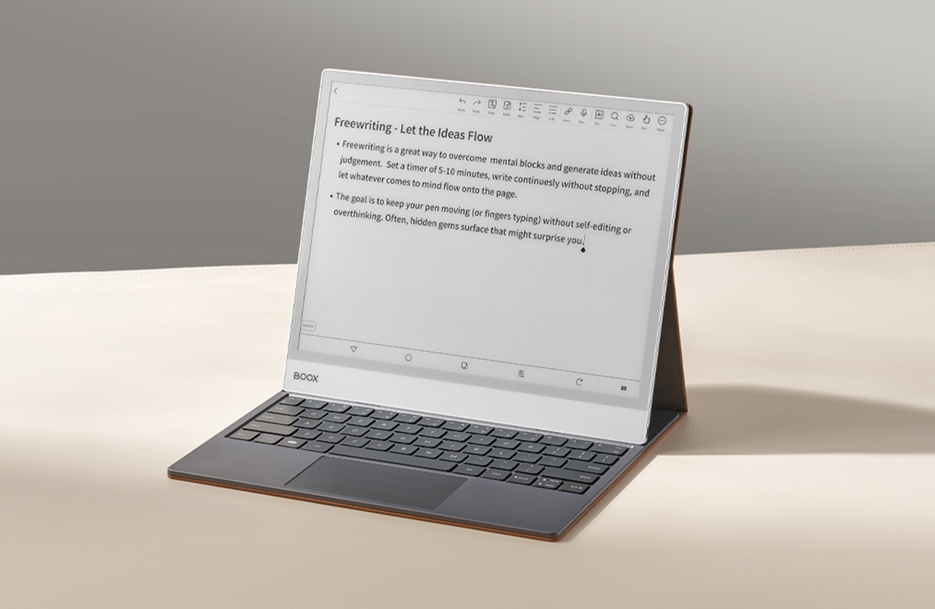 Laptop aperto su un tavolo, testo sulla scrittura libera.