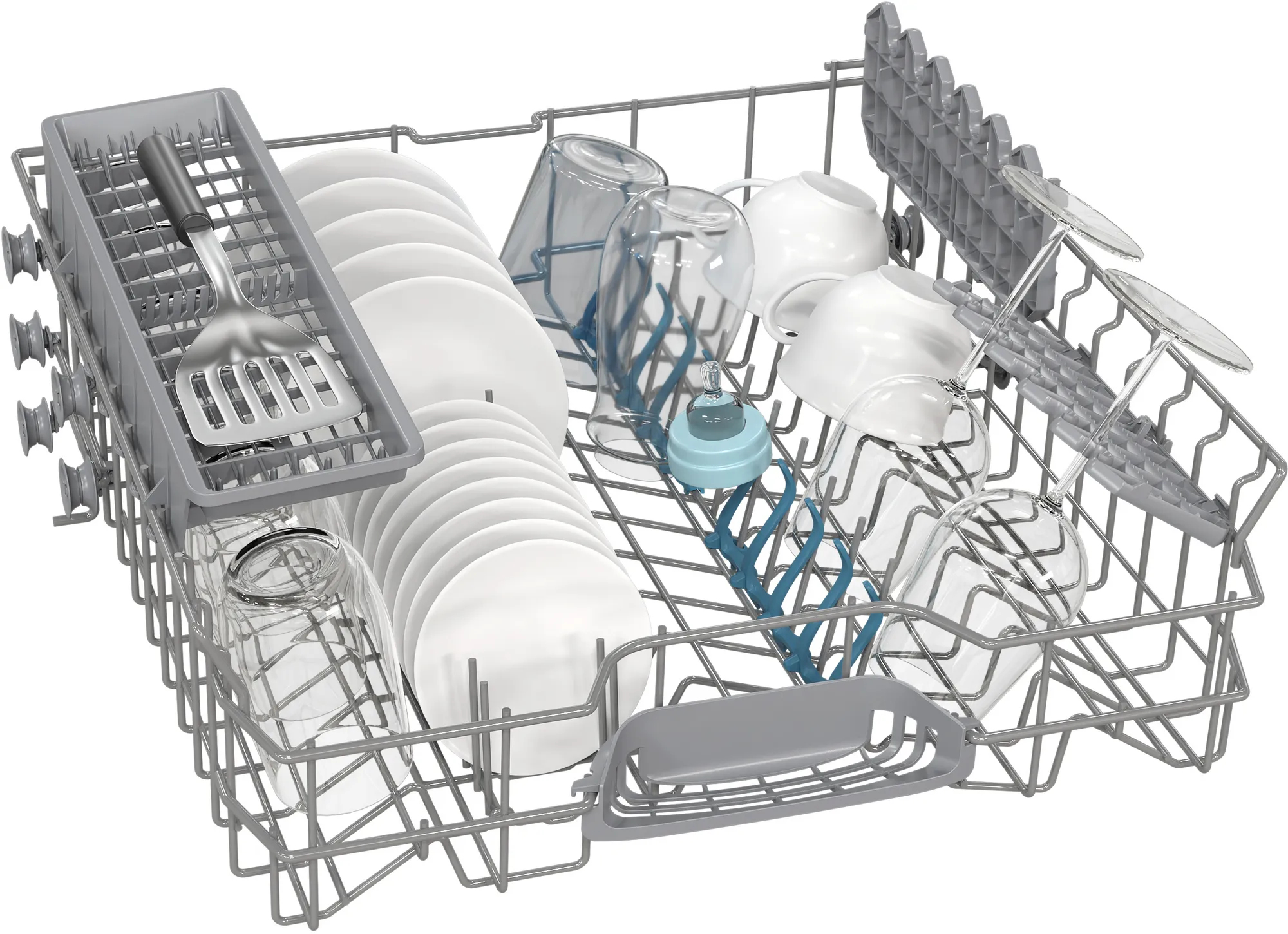 Wnętrze zmywarki wypełnione naczyniami, szklankami i sztućcami na białym tle.