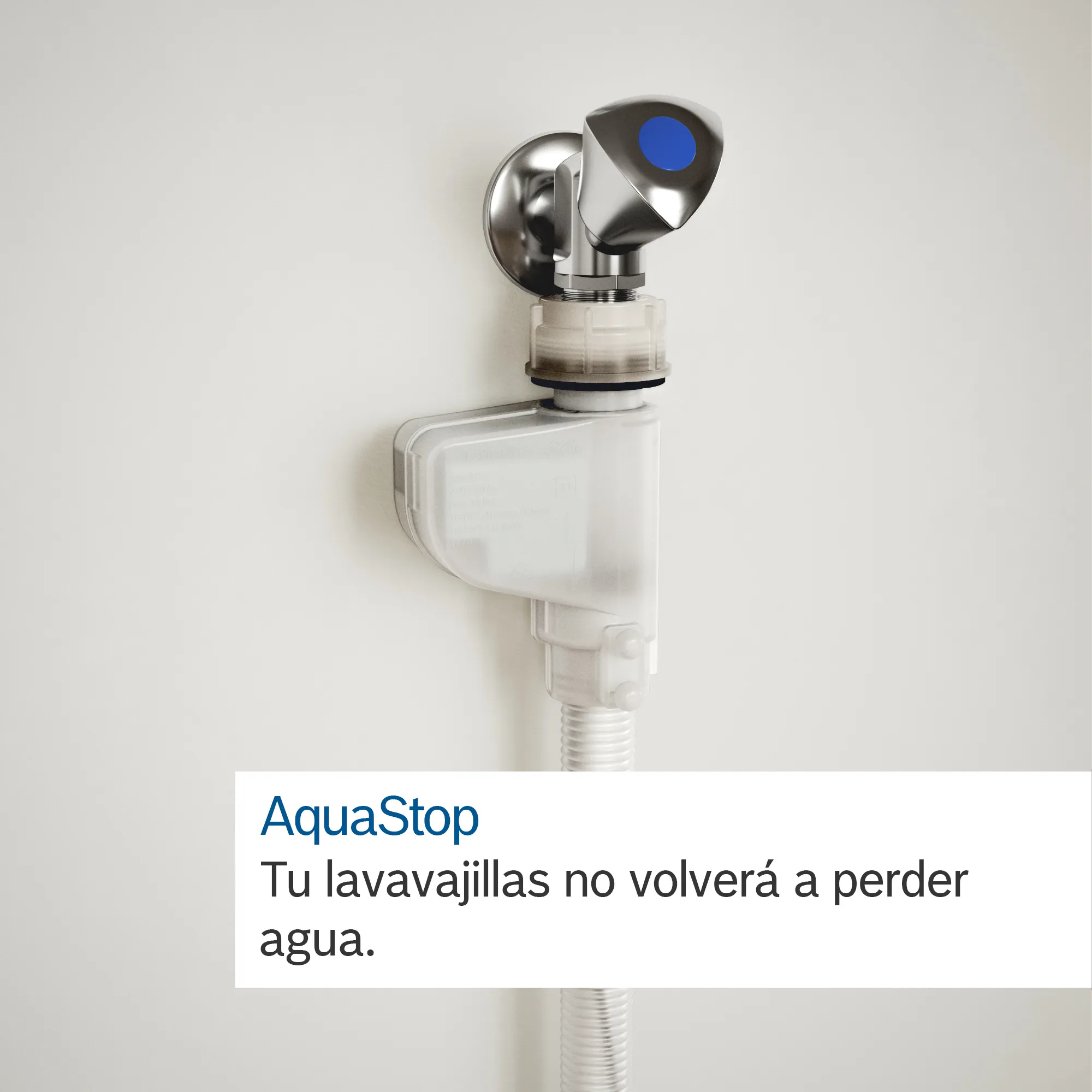 Dispositif AquaStop monté sur un mur blanc, texte en espagnol en dessous.
